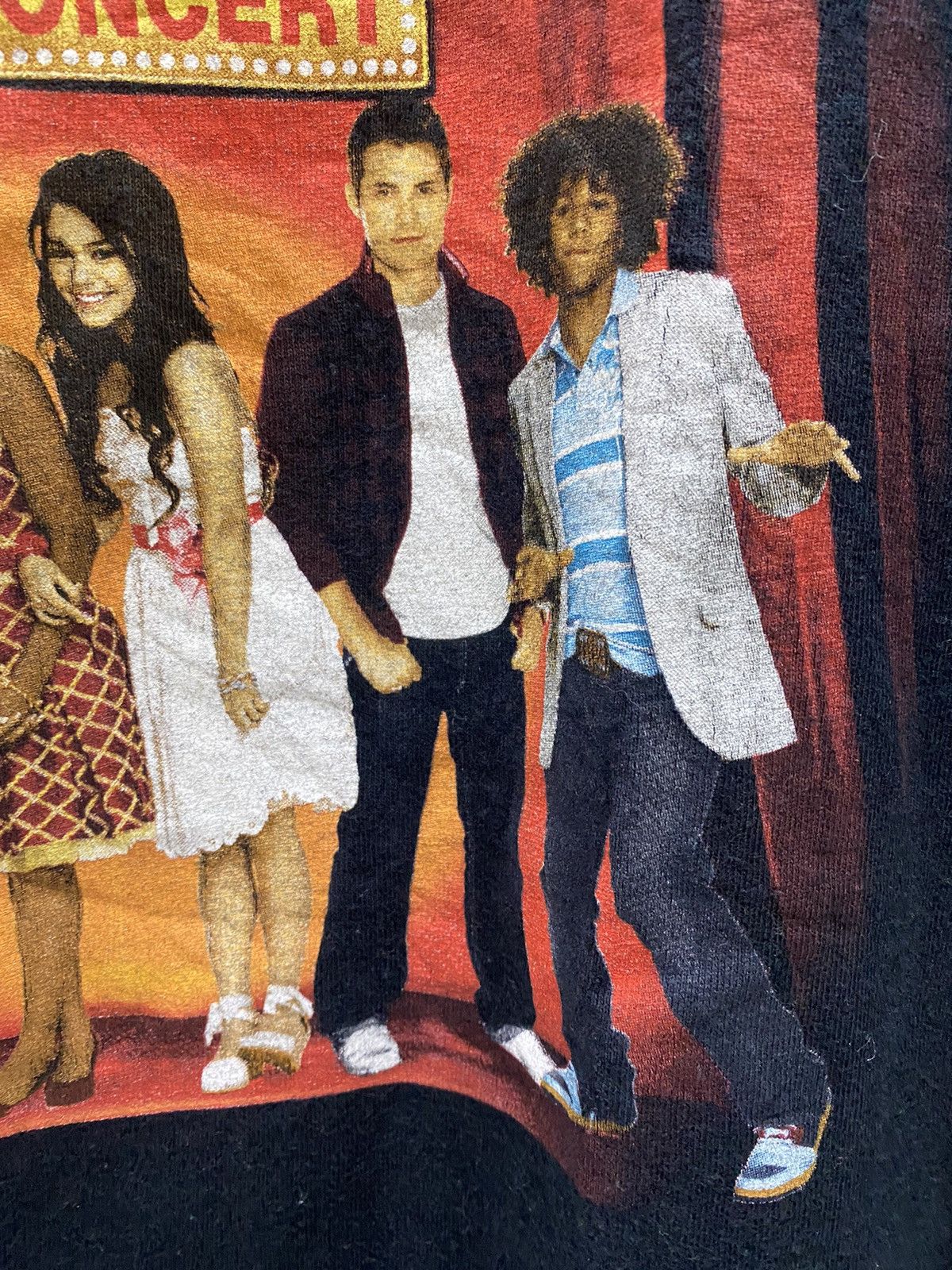 Vintage HIGH SCHOOL MUSICAL THE CONCERT TSHIRT Size US M / EU 48-50 / 2 - 3 Thumbnail