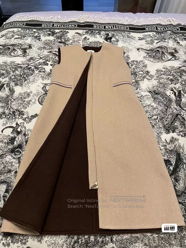 Hermes Hermes Cream Cashmere Vest - One Side Cream, One Side Cara Size XS / US 0-2 / IT 36-38 - 1 Thumbnail