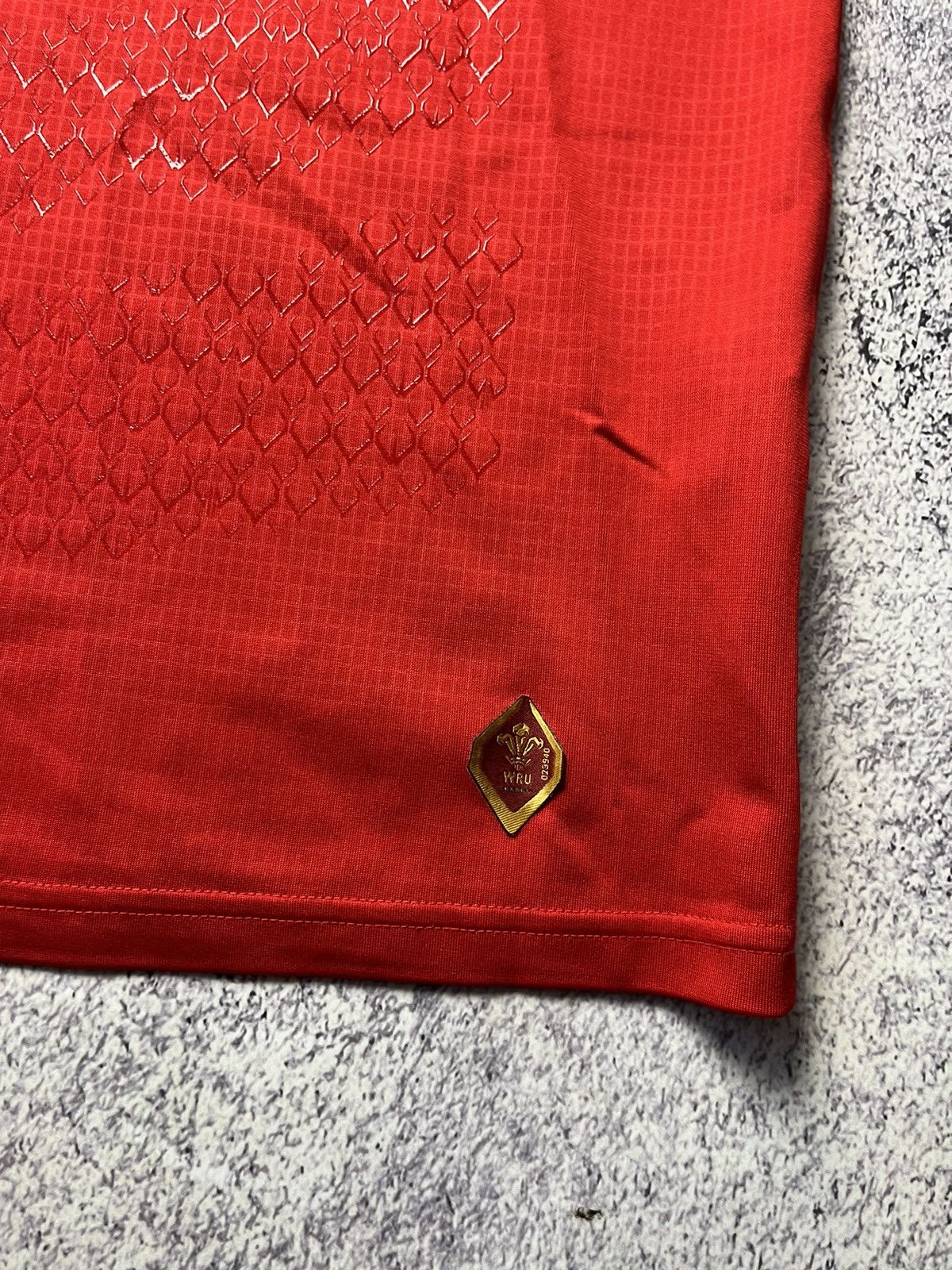 Vintage Under Armour Wales Rugby Shirt Red Admiral HeatGear Loose Size US L / EU 52-54 / 3 - 12 Thumbnail