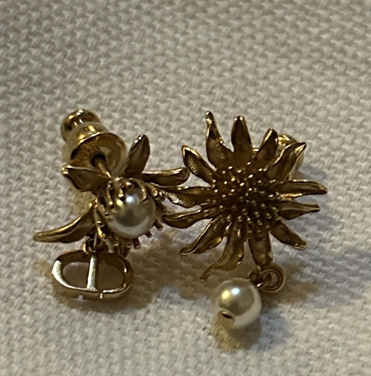 Dior DIOR CHARDONS EARRINGS Gold-Finish Metal and White Resin Size ONE SIZE - 5 Thumbnail