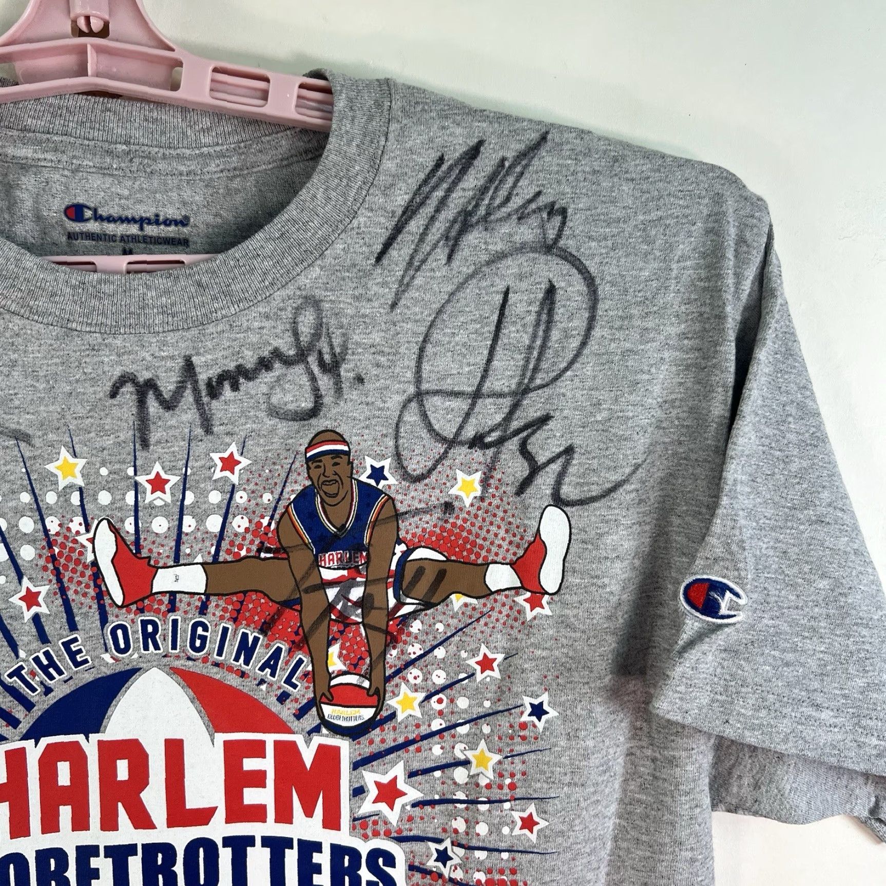 Champion Harlem Globetrotters World Tour 2019 Signed T-Shirt Men's M Champion Gray Graphic Print Hip Hop Sports Size US M / EU 48-50 / 2 - 2 Thumbnail