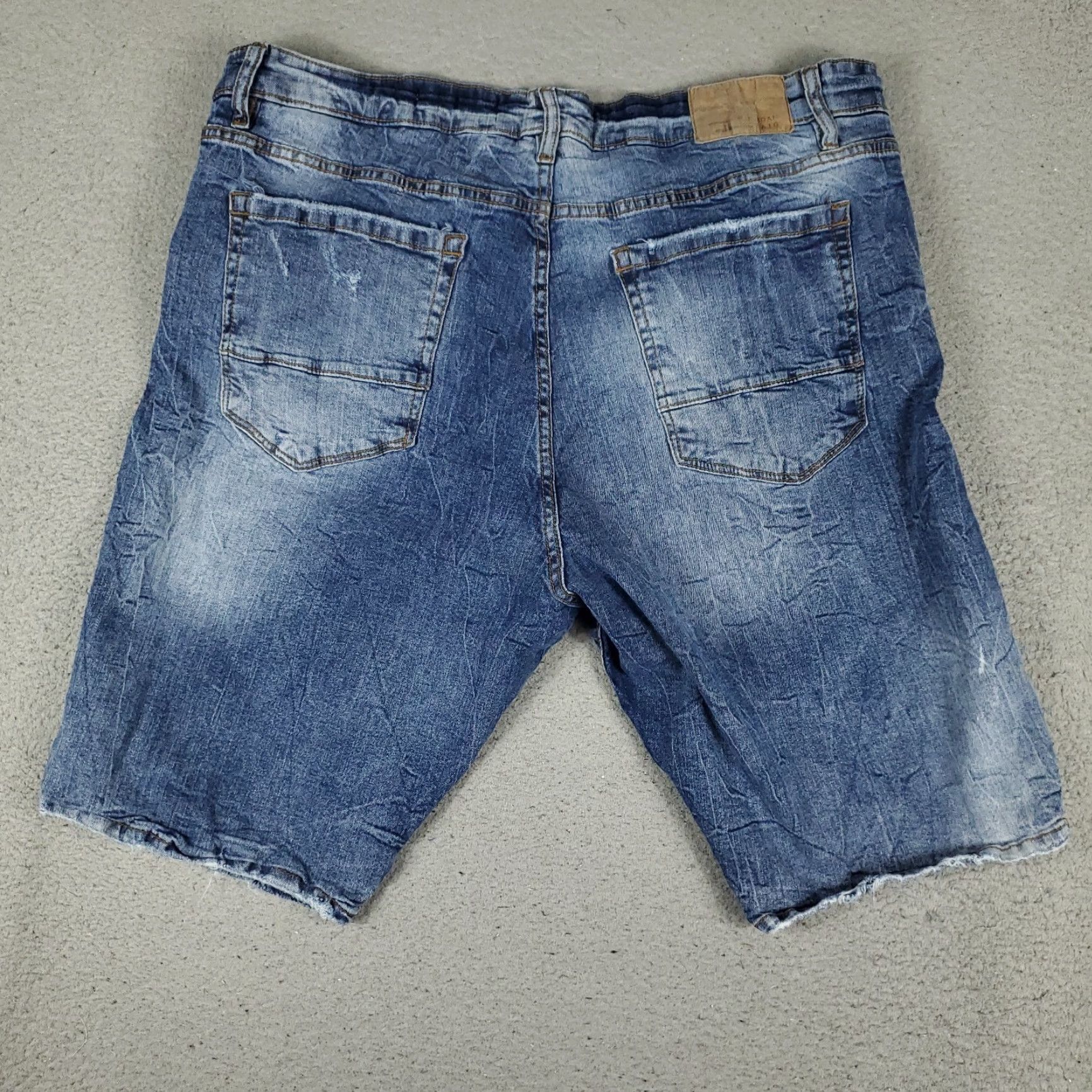 Jordan Craig Jordan Craig Shorts Mens Size 40 Blue Stretch Denim Bermuda 5-Pocket Pocket Jeans Cargo Style Regular Rise Mid Front Flat Front Shirt? Size US 40 / EU 56 - 7 Thumbnail