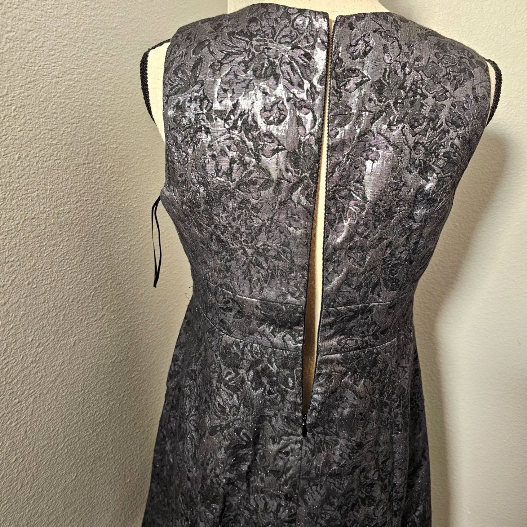 BB Dakota BB Dakota Women’s Sleeveless City Lines Shift Dress Size 8 Metallic Black Floral Lined Midi 100% Polyester Size M / US 6-8 / IT 42-44 - 7 Thumbnail