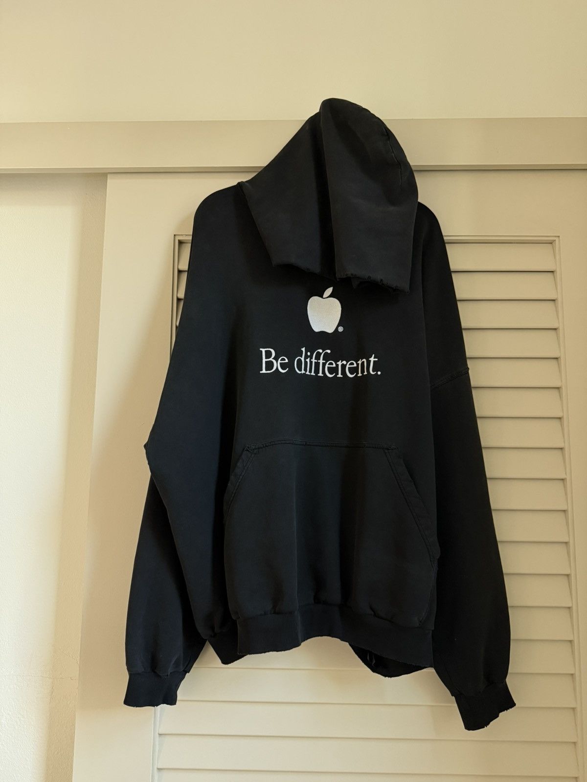 Balenciaga Balenciaga Sz 2 Balenciaga Be Different Apple Logo