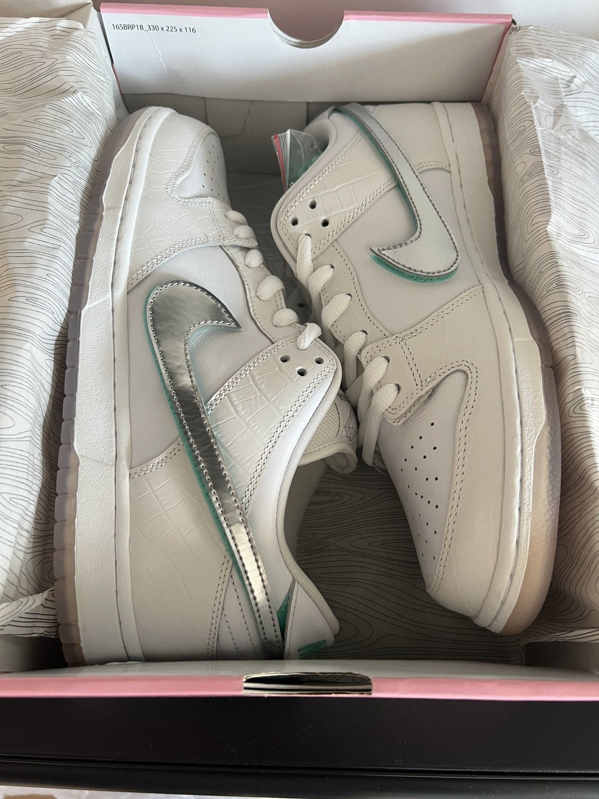 Nike NIKE X DIAMOND SB DUNK LOW PRO WHITE Size US 11.5 / EU 44-45 - 6 Thumbnail