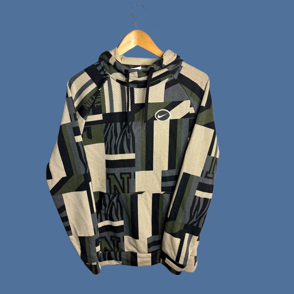 Nike Nike Dri-FIT Cargo Mens Pullover Hoodie S Camouflage Multicolor 61% cotton/39% polyester Hooded Pockets Football City Colorful 8/10 Size US S / EU 44-46 / 1 - 1 Thumbnail