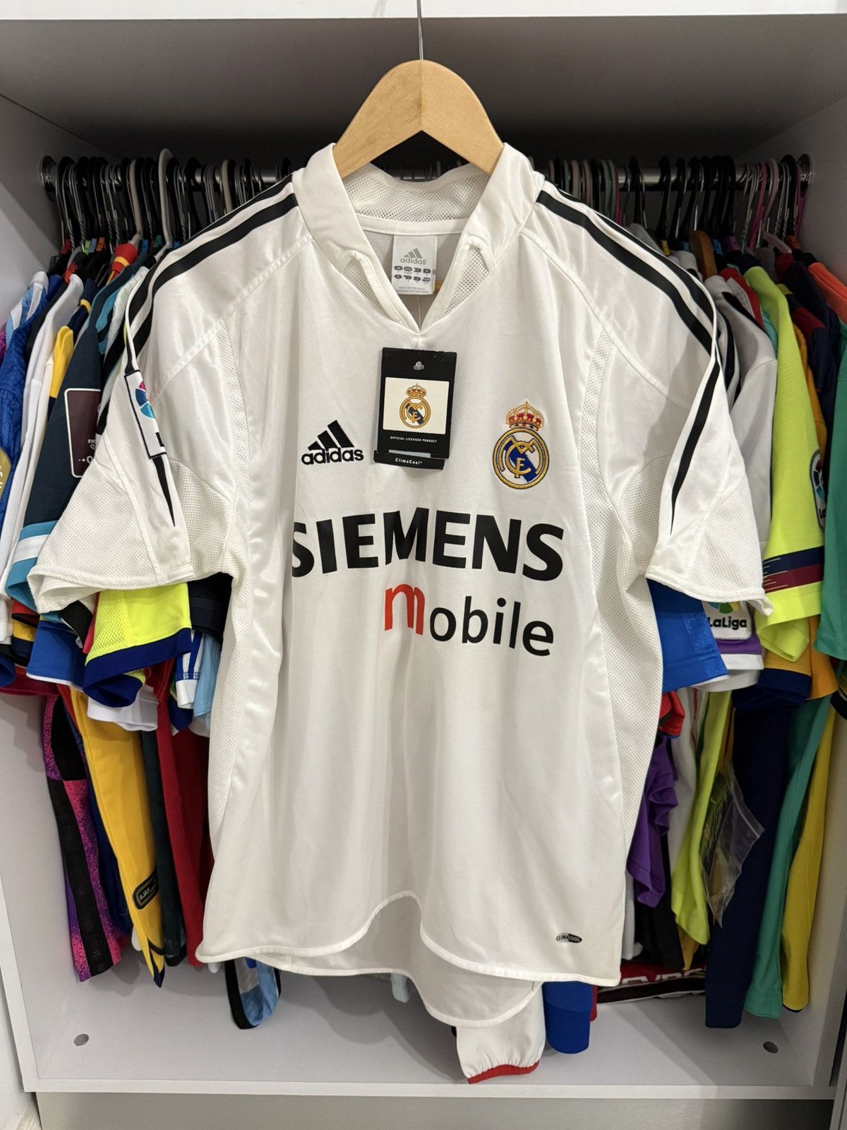Adidas Real Madrid CF 2004/2005 home kit with Beckham nameset Size US S / EU 44-46 / 1 - 2 Thumbnail