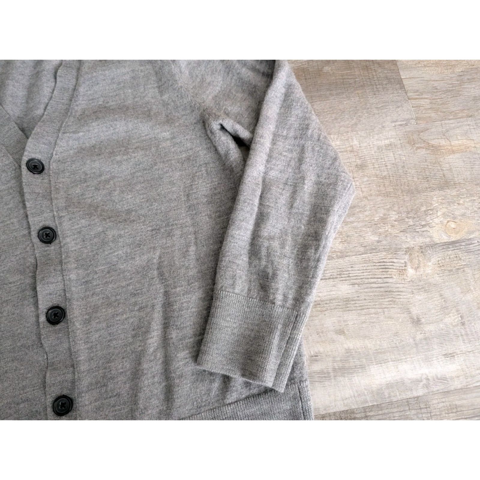 J.Crew J.CREW Cardigan Sweater Merino Wool Heritage Gray Medium Women Knit V-Neck Button Pockets All Seasons Lightweight Casual Formal 100% Merino Wool Size M / US 6-8 / IT 42-44 - 3 Thumbnail