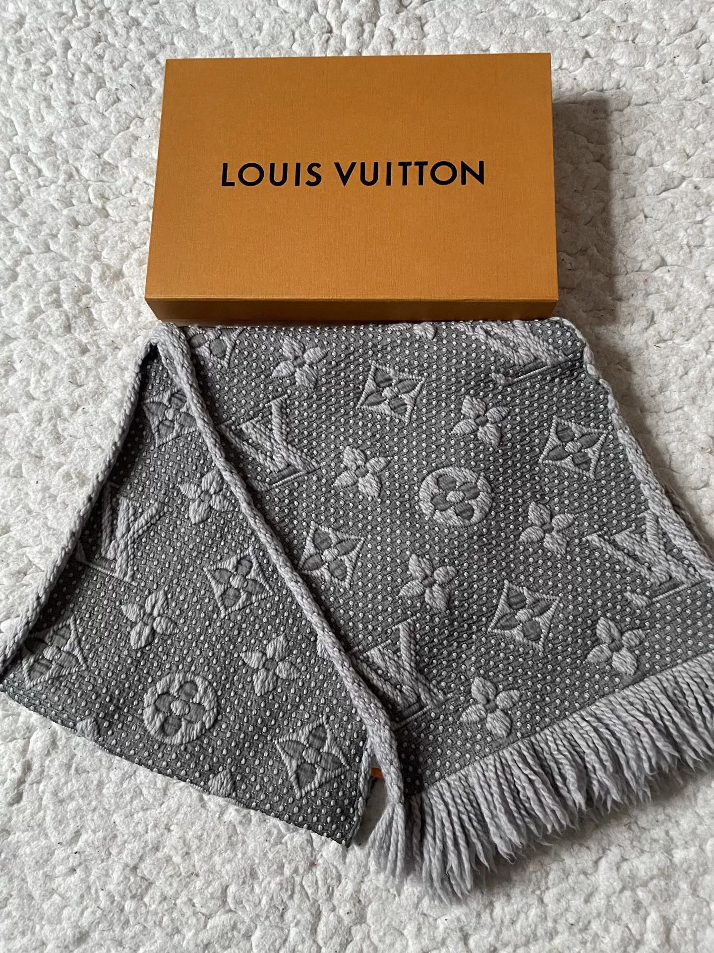 Louis Vuitton Louis Vuitton Gray Scarf Size ONE SIZE - 1 Thumbnail