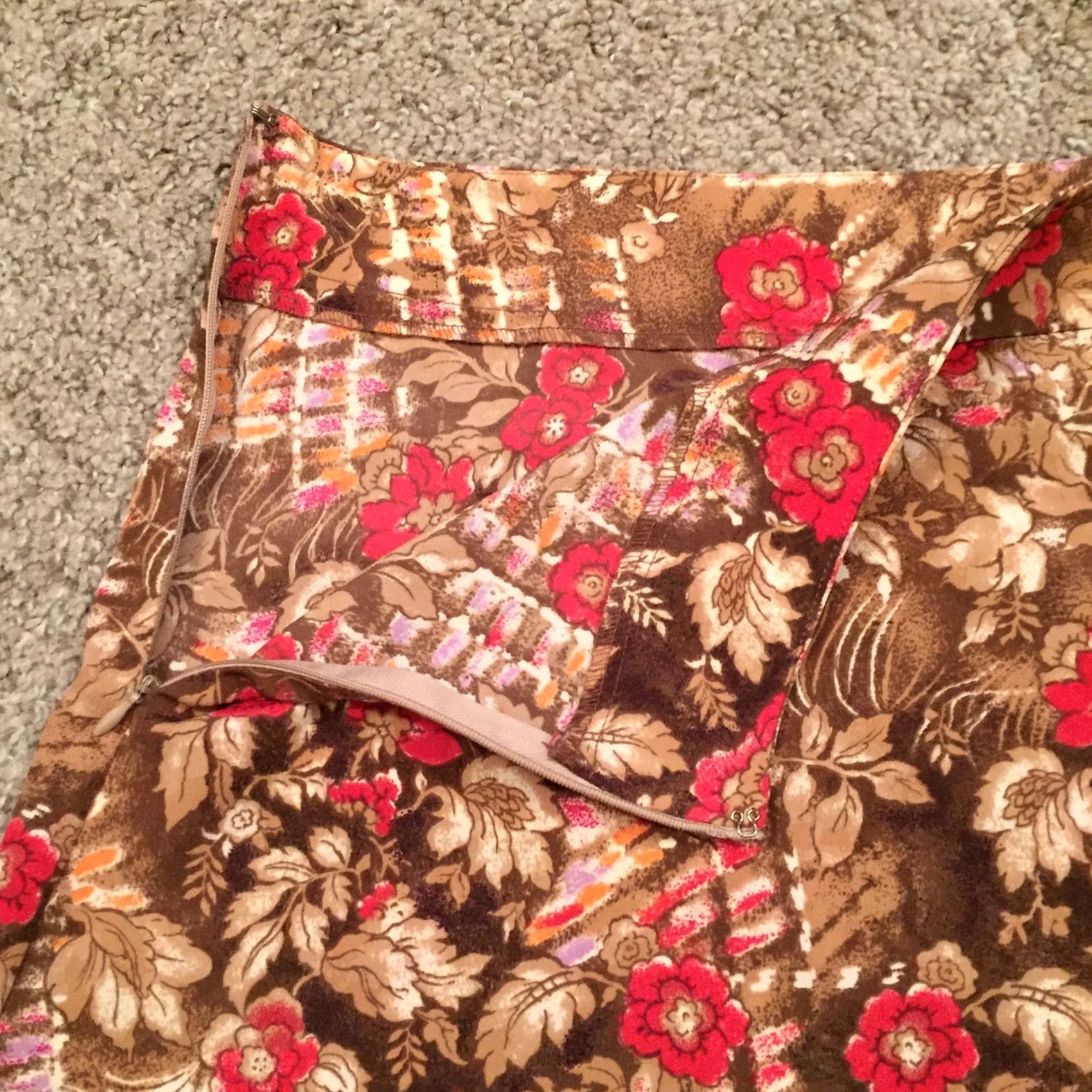 Vintage Sag Harbor Skirt Size 18 Beige Red Floral Midi Unlined Lightweight A-Line Shirt? Size 40" / US 18 - 7 Thumbnail