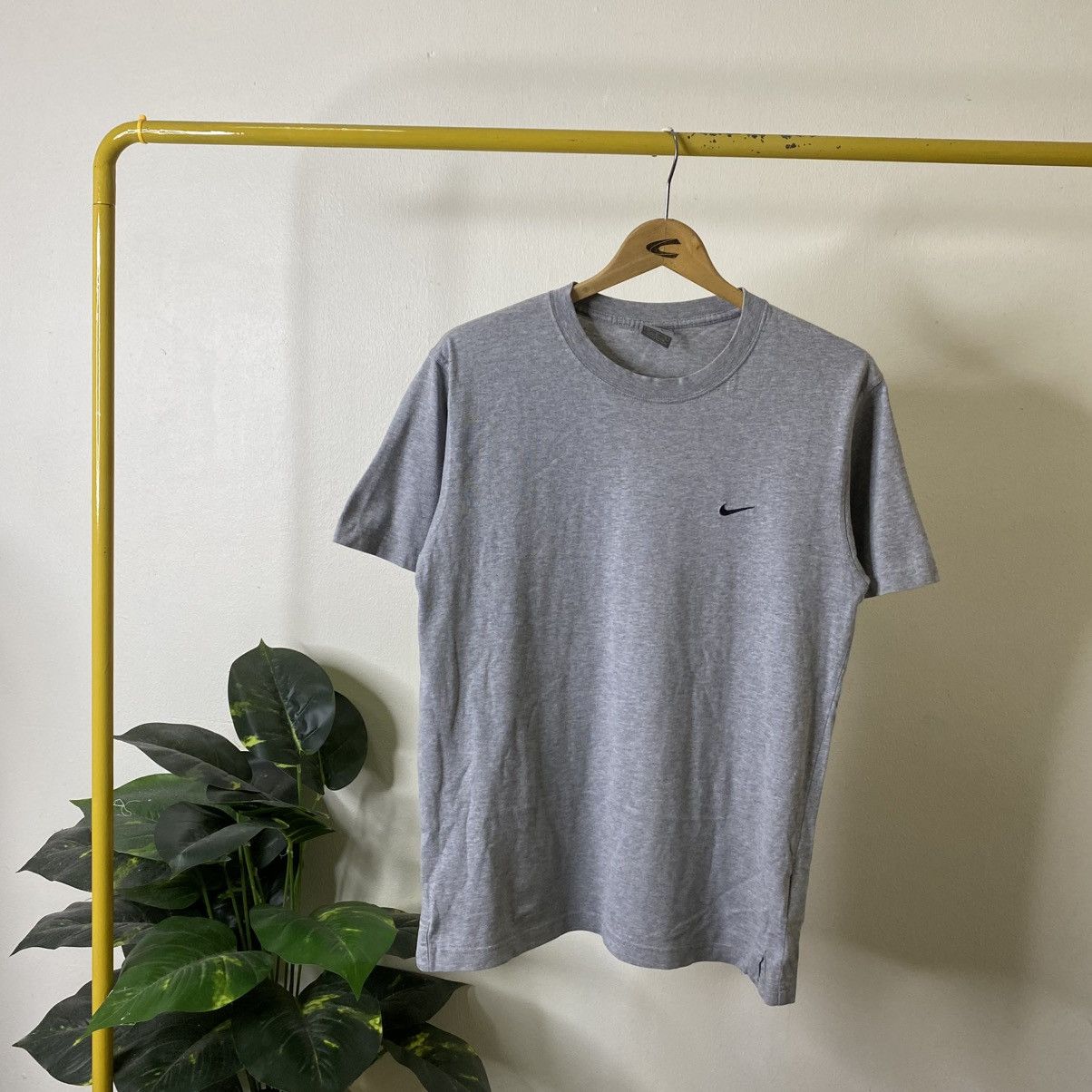 Nike Vintage Y2K Nike Essential Embroidery Small Swoosh T Shirt Size US M / EU 48-50 / 2 - 1 Thumbnail