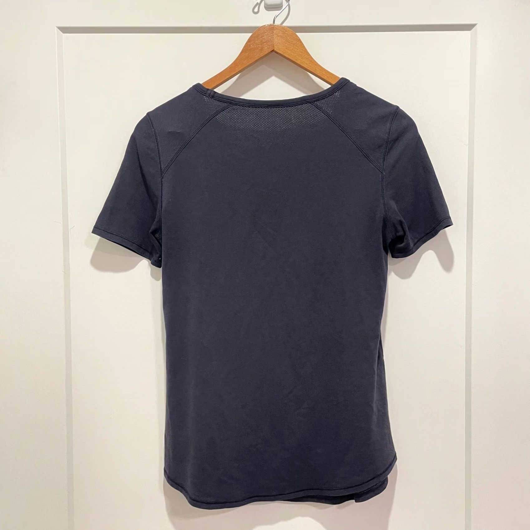 Lululemon Lululemon Inner Essence Shirt Women L Navy Blue Crew Neck Active Short Sleeve Size S / US 4 / IT 40 - 4 Thumbnail