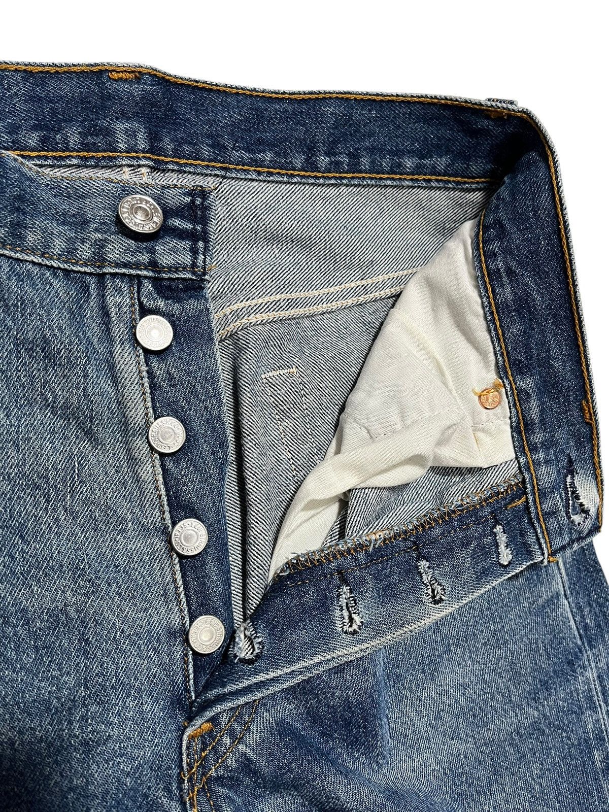 Levi's Vintage Clothing VINTAGE LEVIS 501 90s JEANS Size US 28 / EU 44 - 7 Thumbnail