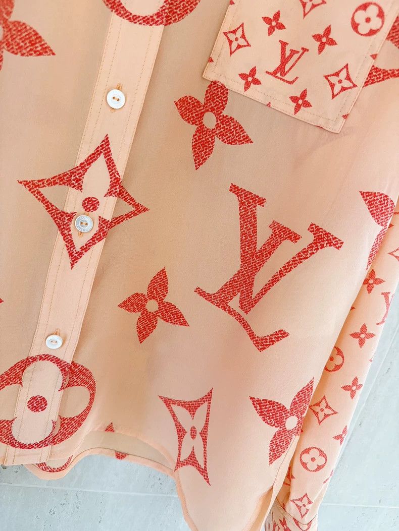 Louis Vuitton Louis Vuitton size 38 Silk shirt with full logo shirt 2503 Size US M / EU 48-50 / 2 - 4 Thumbnail