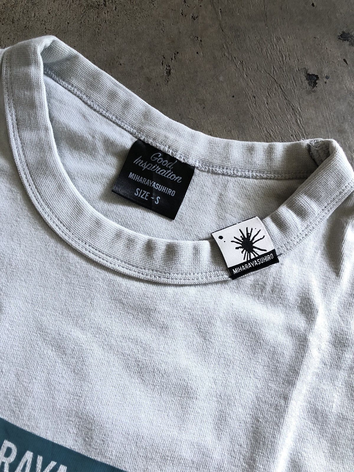 Japanese Brand × Maison MIHARA YASUHIRO JAPANESE MIHARAYASUHIRO X GU GOOD INSPIRATION SHIRT Size US S / EU 44-46 / 1 - 6 Thumbnail