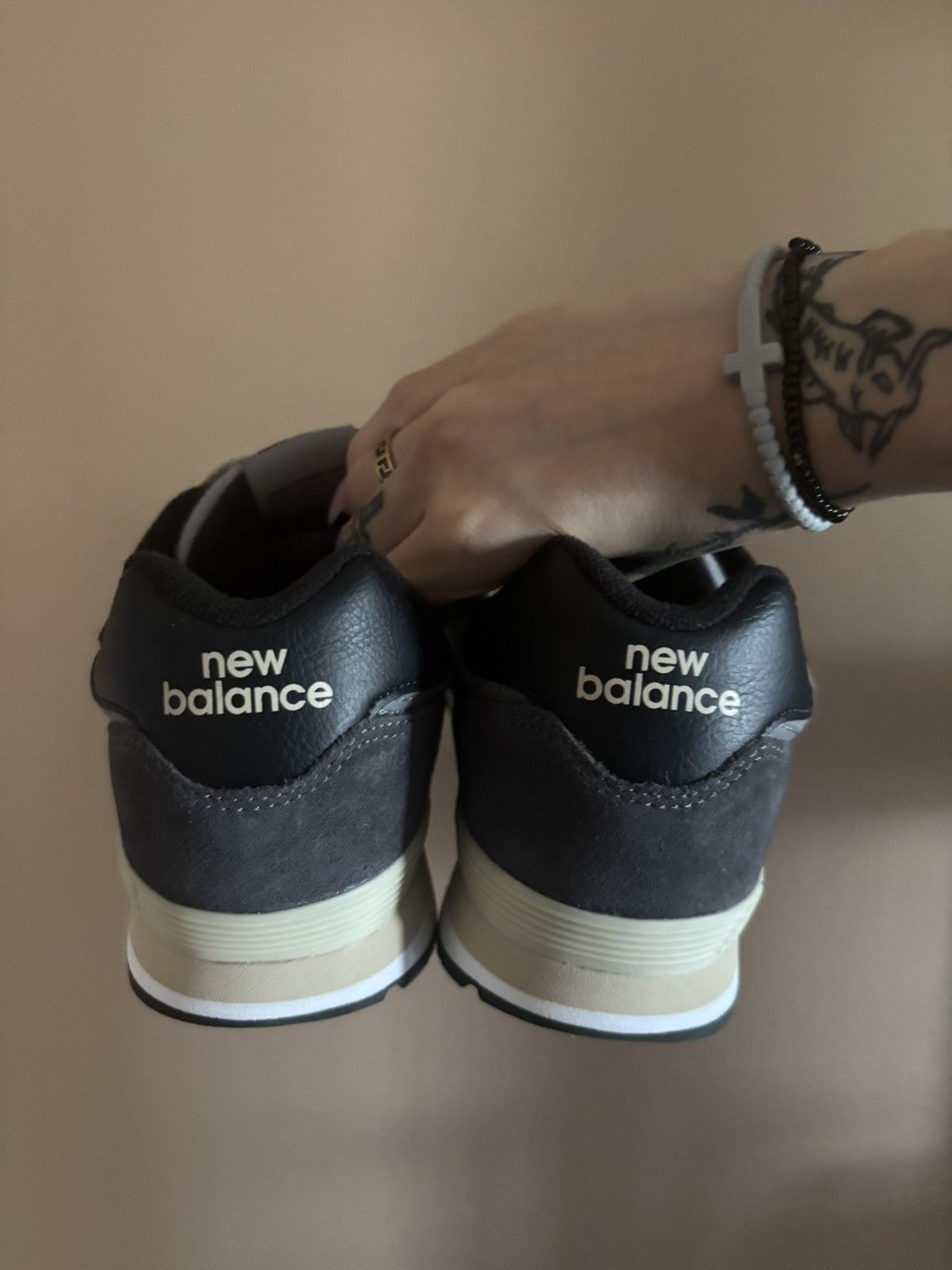 New Balance New Balance 574 Big Kid 'Grey Day 2024 - Magnet' Size US 7 / EU 40 - 4 Thumbnail