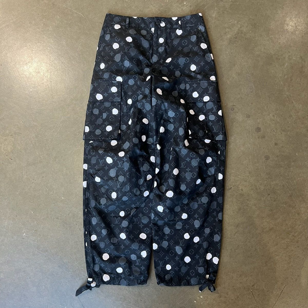 Louis Vuitton × Yayoi Kusama Louis Vuitton Infinity Dots Printed Cargo Pants Size US 30 / EU 46 - 1 Thumbnail