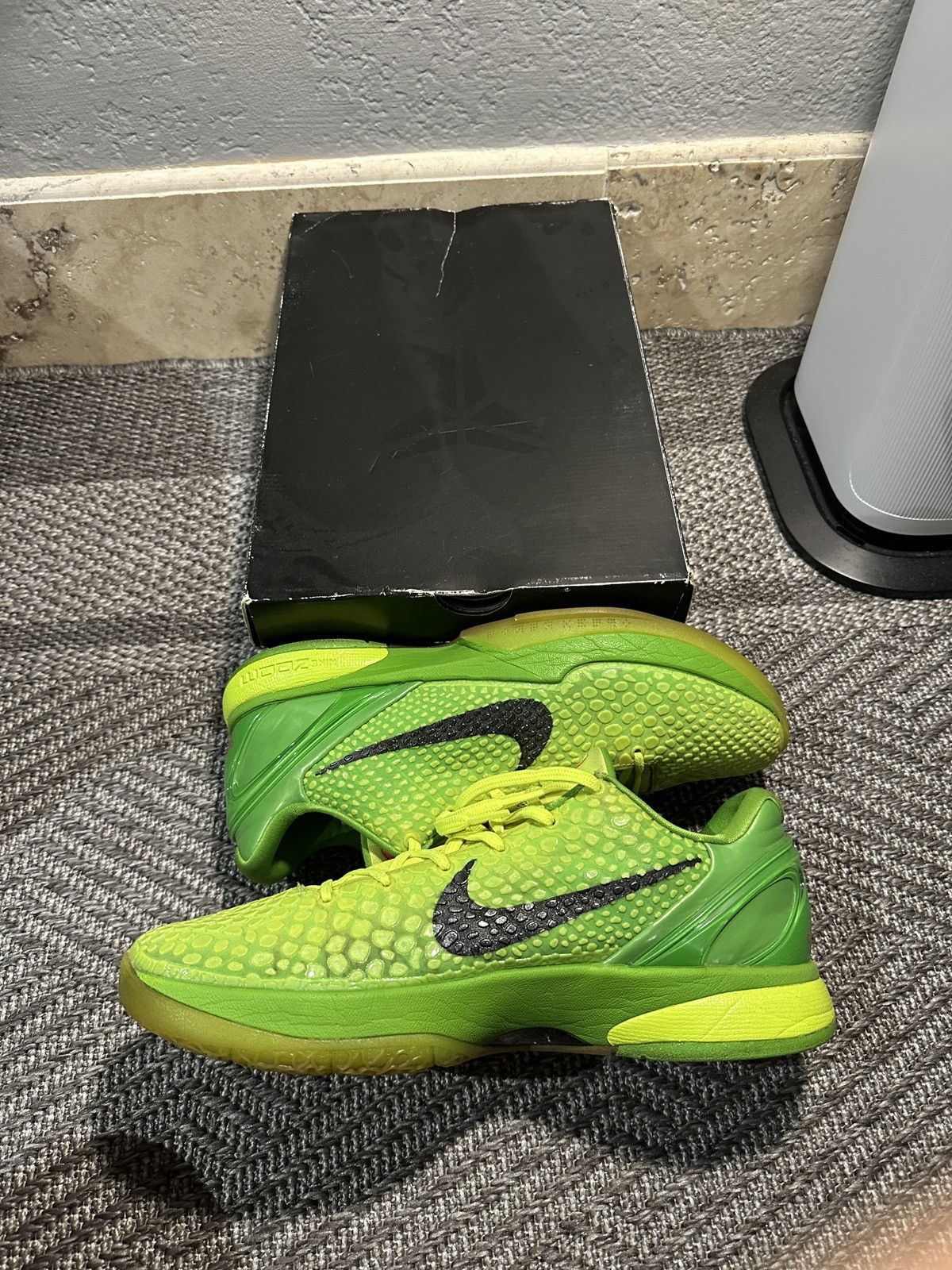 Nike Nike Kobe 6 Proto Grinch Size US 12 / EU 45 - 2 Thumbnail