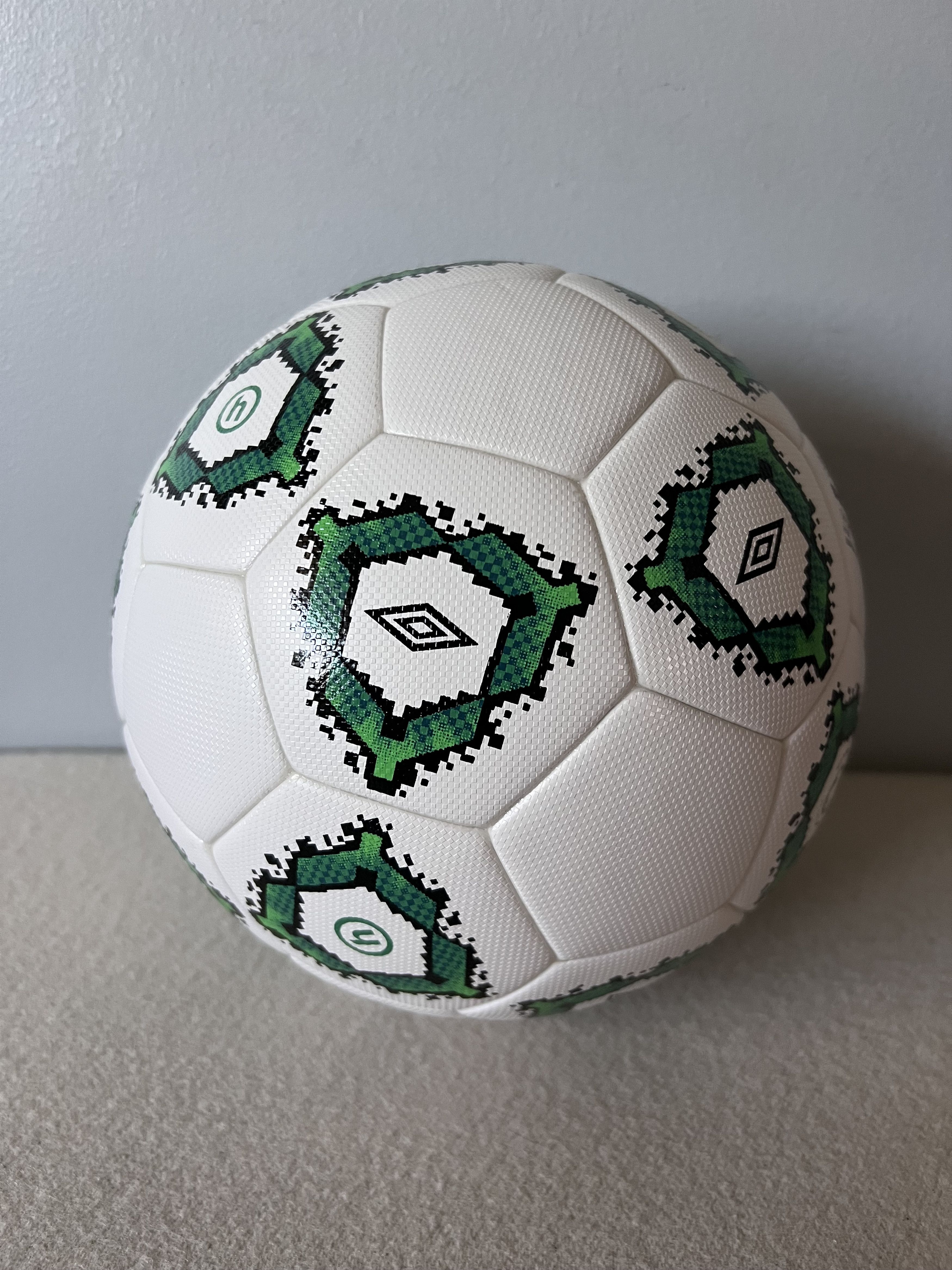 HIDDEN Hidden NY Umbro International Soccer Ball in White Size ONE SIZE - 2 Thumbnail