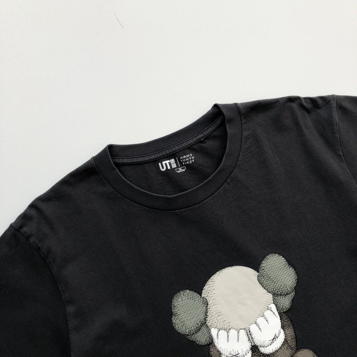 Kaws × Uniqlo Uniqlo X Kaws Tokyo First Logo UT T-Shirt Dark Grey Size US L / EU 52-54 / 3 - 2 Thumbnail