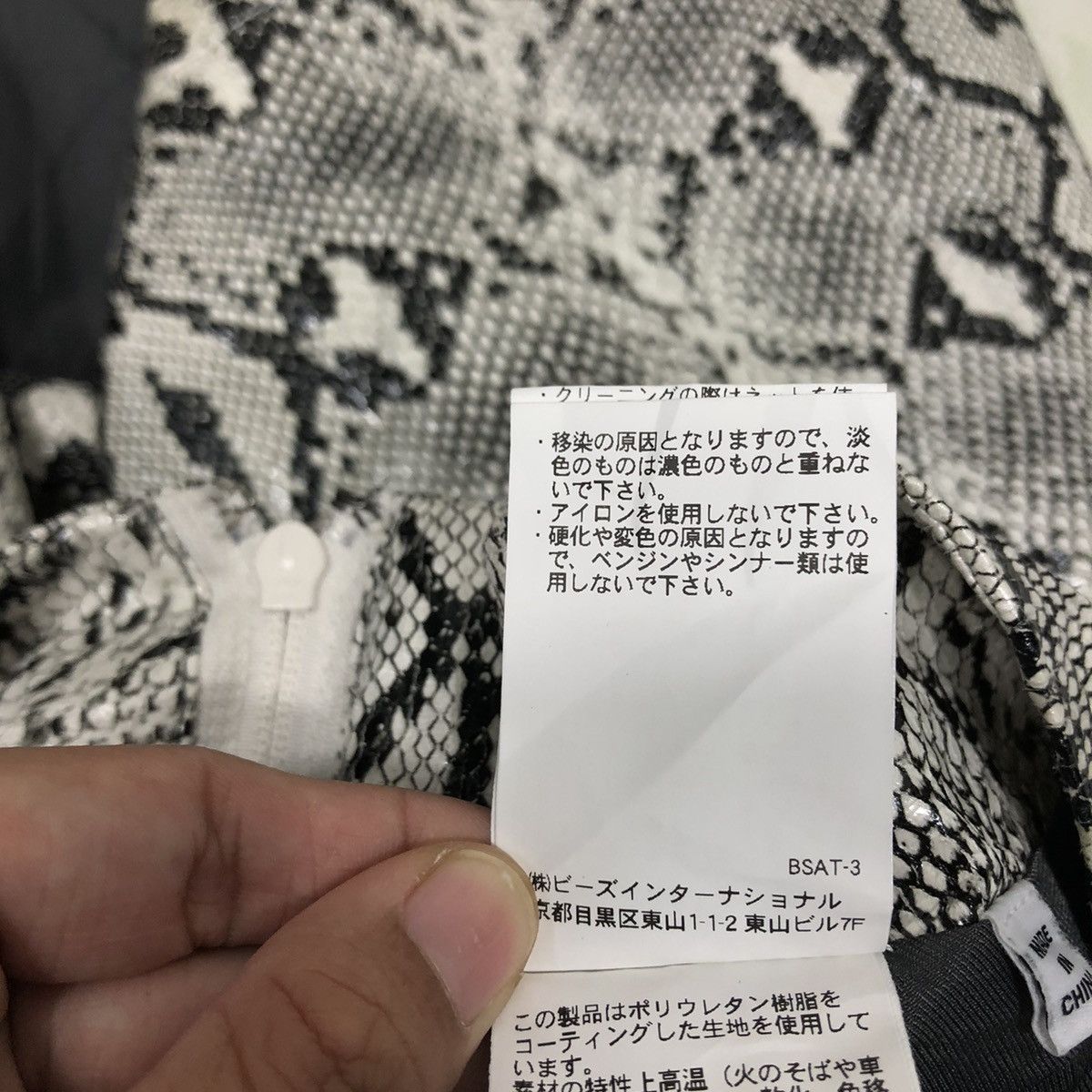 Japanese Brand X-Girl Snake Print Mini Skirt w/ Front Zip Pocket Size 24" / US 00 / IT 34 - 15 Thumbnail