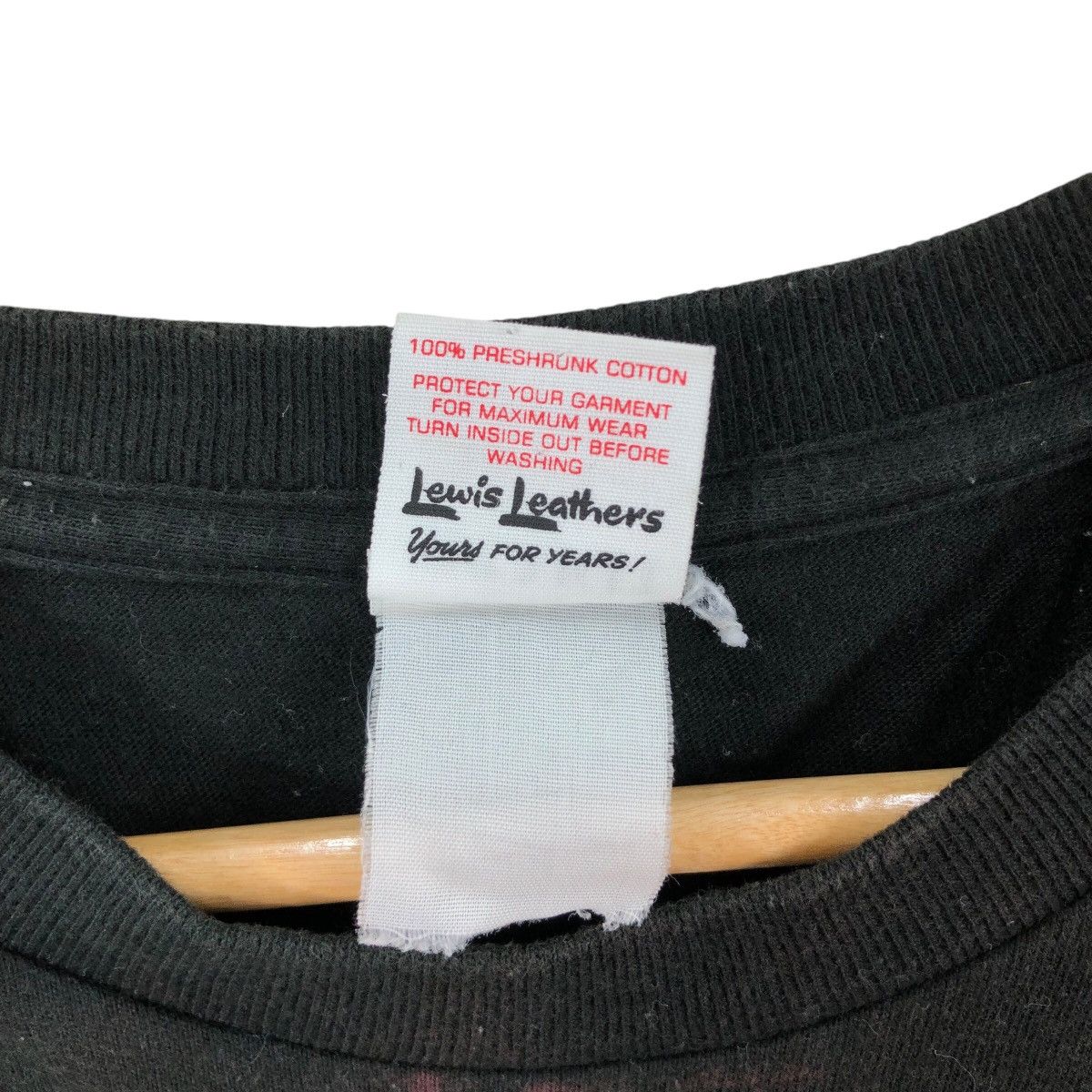 Vintage Vintage LEWIS LEATHERS T Shirt Motorcycle Clothing Japan Size US L / EU 52-54 / 3 - 7 Thumbnail