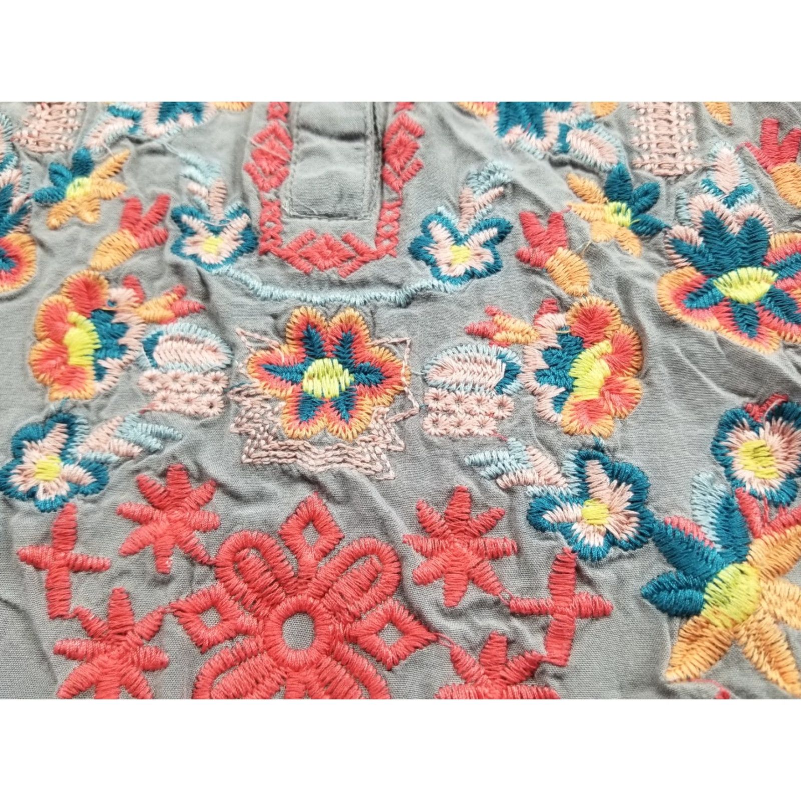 Vintage Luna Moon Blouse Shirt Womens Medium Tunic Floral Embroidered V-Neck Gray 3/4 Sleeve Button Roll Tab Easy Care Casual Classic Size M / US 6-8 / IT 42-44 - 2 Thumbnail