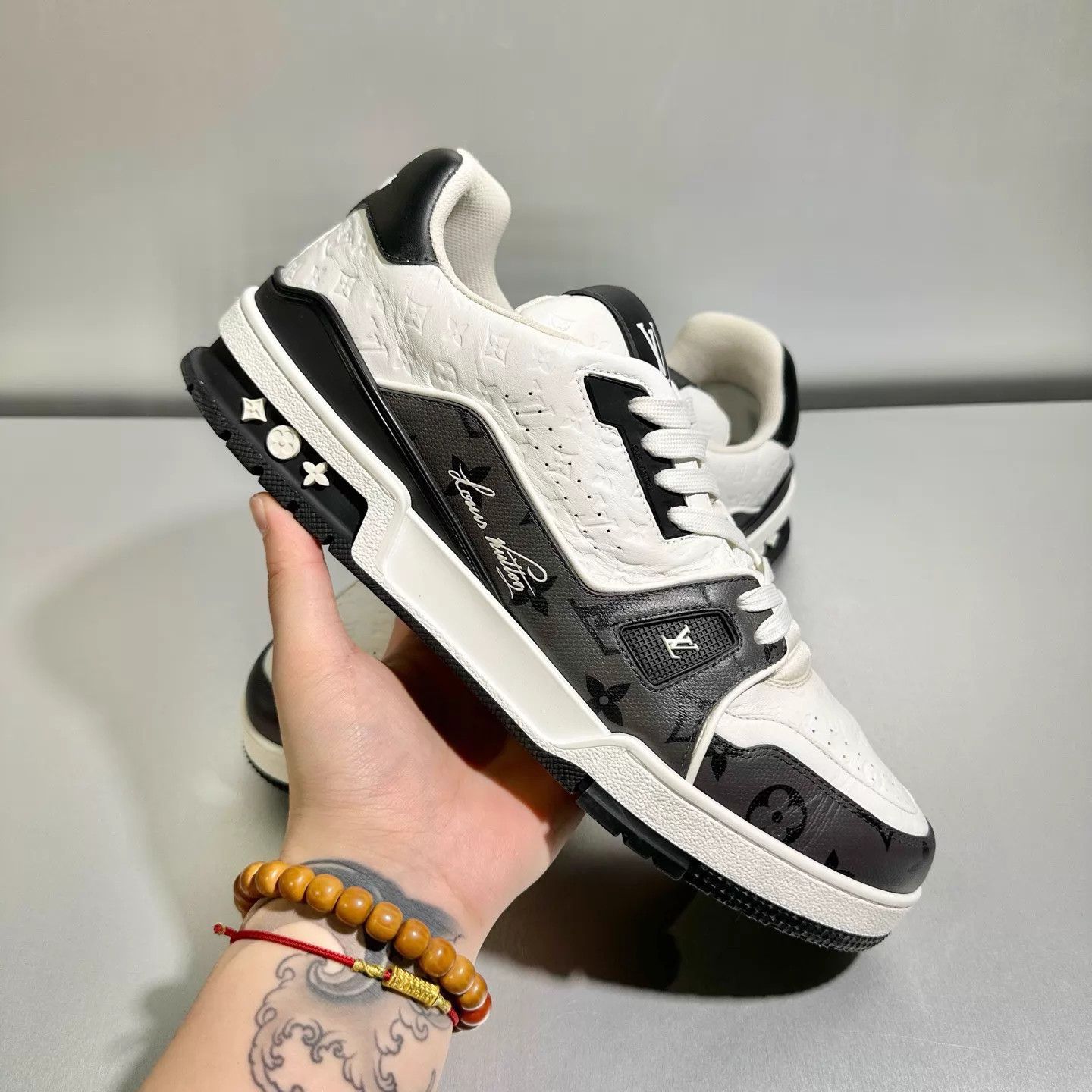 Louis Vuitton Louis Vuitton Trainer B&W embossed 10/44 Worn once Size US 11 / EU 44 - 8 Thumbnail