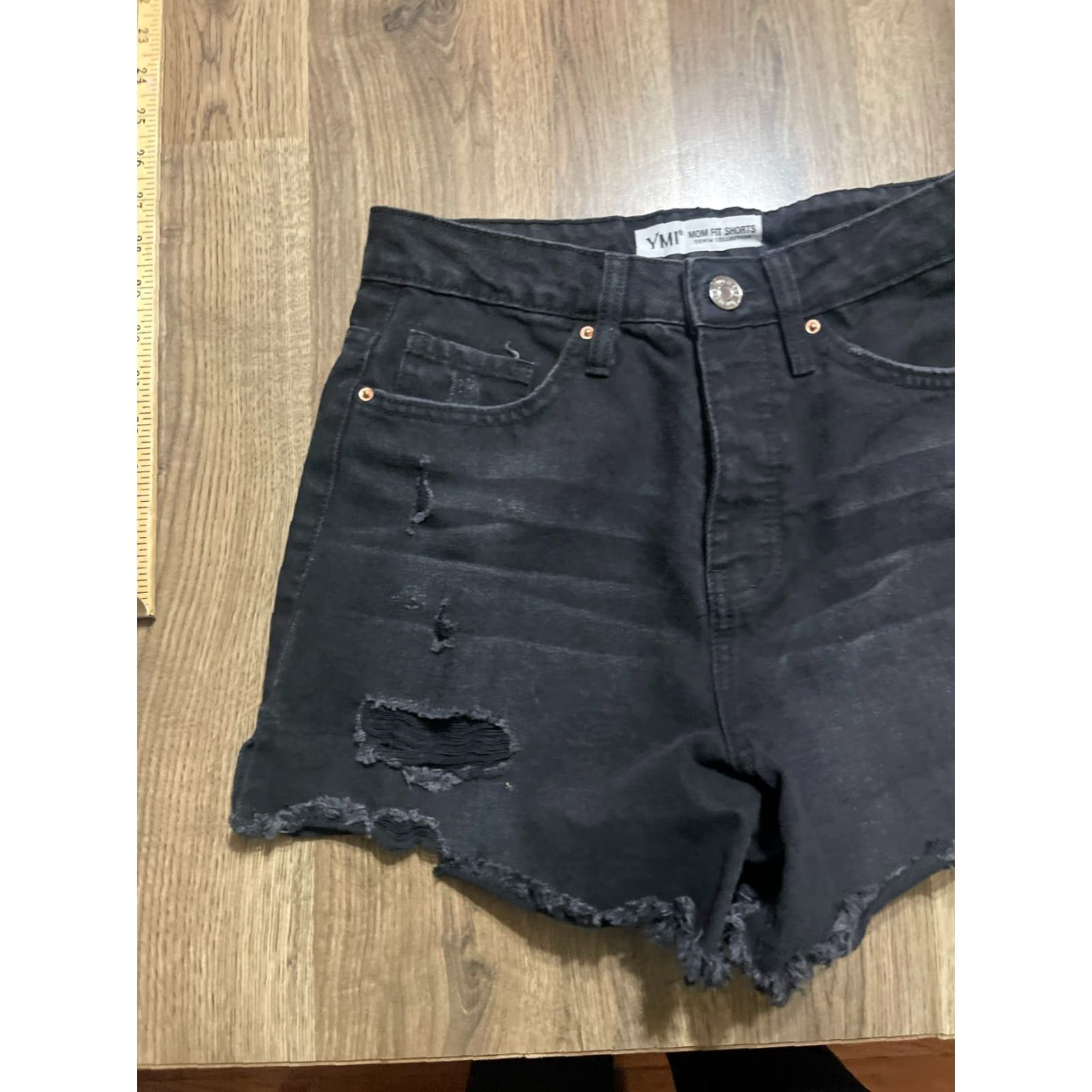 Vintage YMI Shorts Women's 3/26 Black Denim Mom Fit Cut-Off Raw Hem Regular Inseam 3.5 in Size 26" / US 2 / IT 38 - 3 Thumbnail