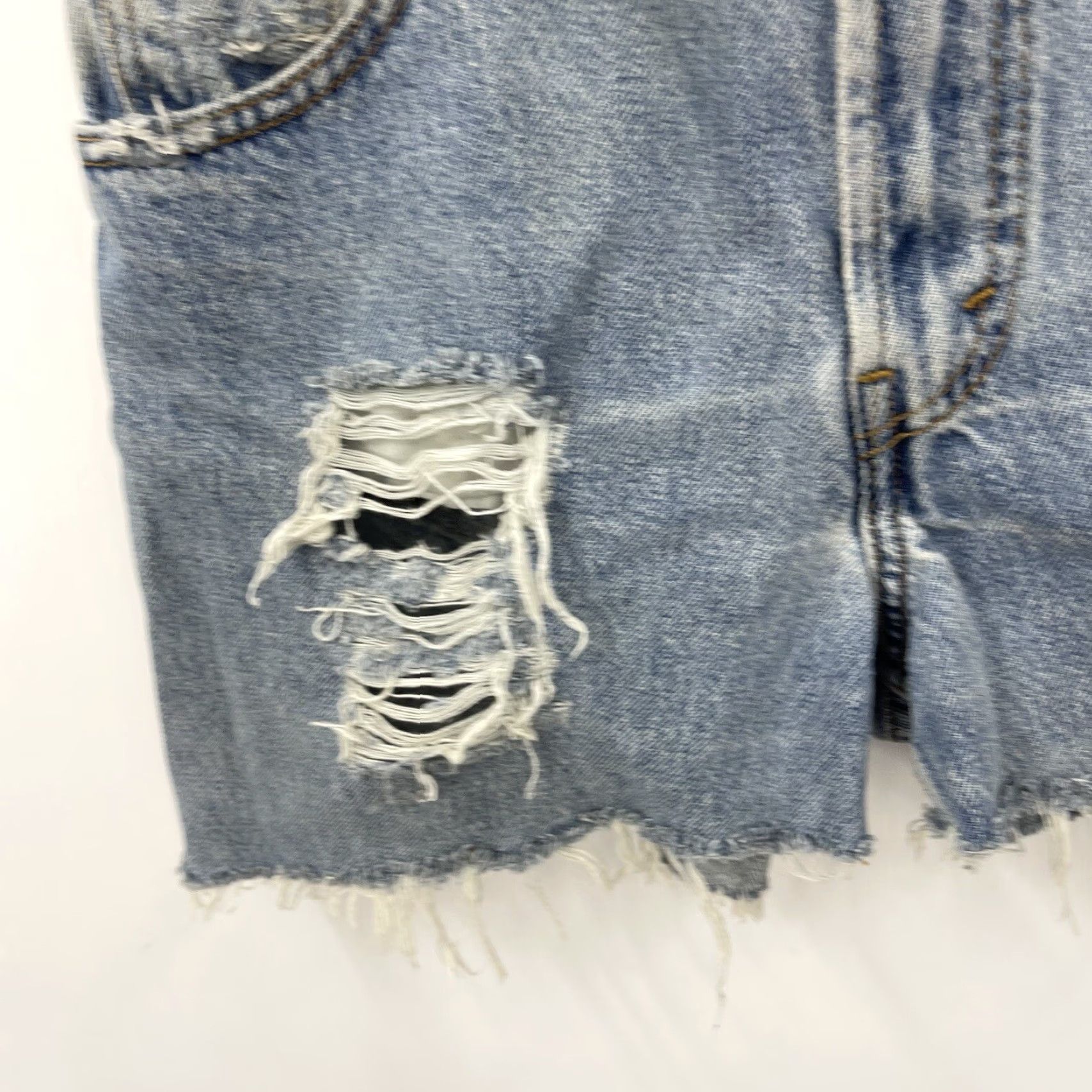 Levi's VINTAGE Levi's Shorts Women M 550 High Rise Cut-Off Denim 90s USA blue 2" inseam Regular fit Mens Women Girls Size 32" / US 10 / IT 46 - 3 Thumbnail