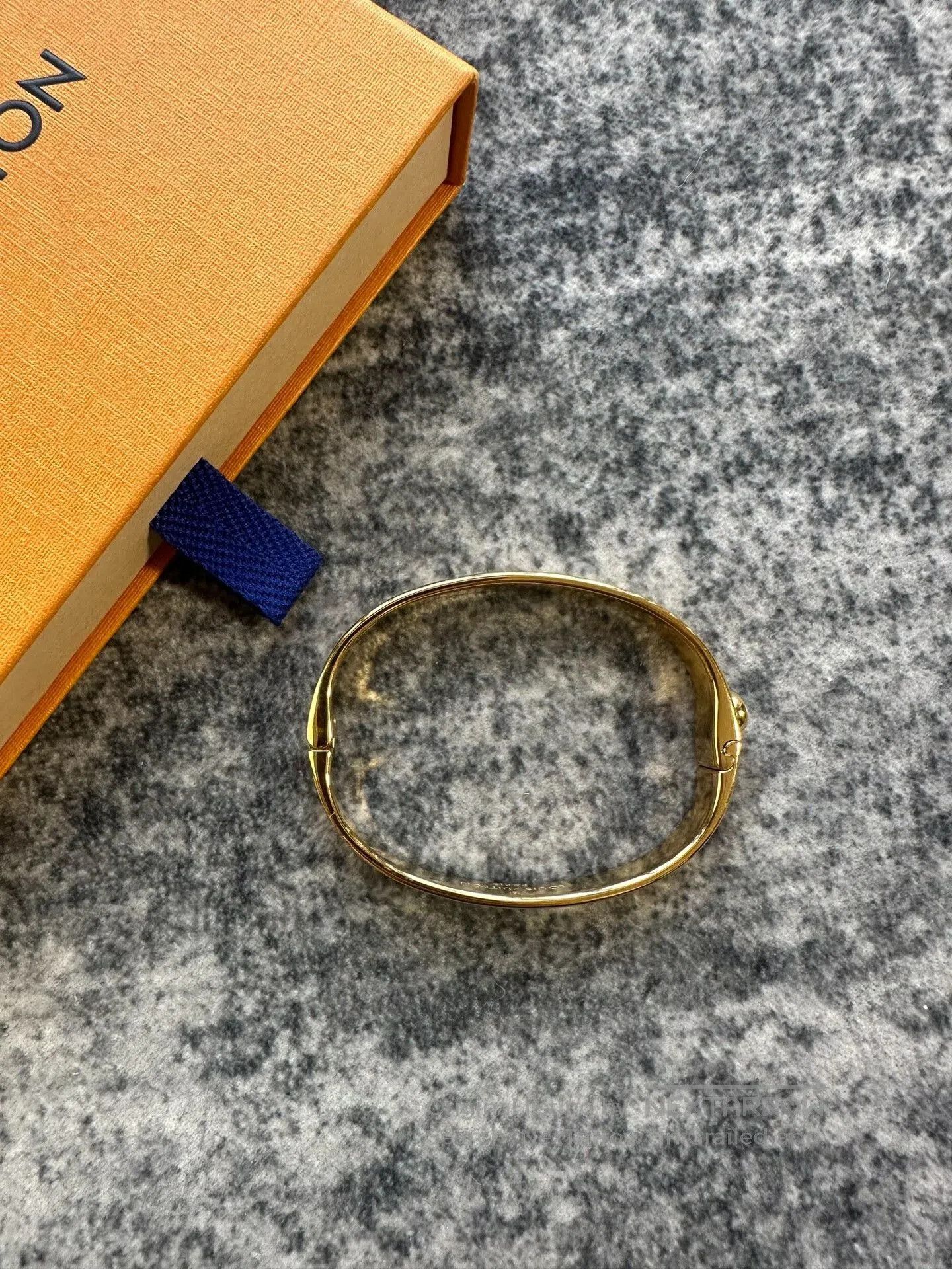 Louis Vuitton louis vuitton gold crystal engraved bracelet. Size ONE SIZE - 4 Thumbnail