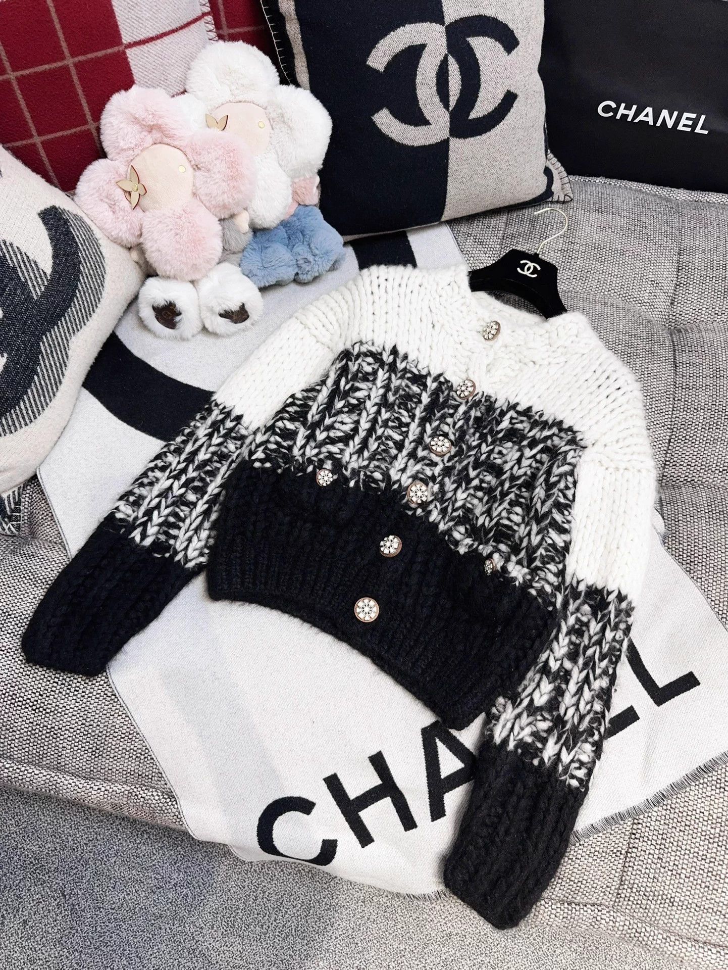 Chanel Chanel 19K Snowy Gem Button Black & White Chunky Cardi 36 BN Size XS / US 0-2 / IT 36-38 - 3 Thumbnail
