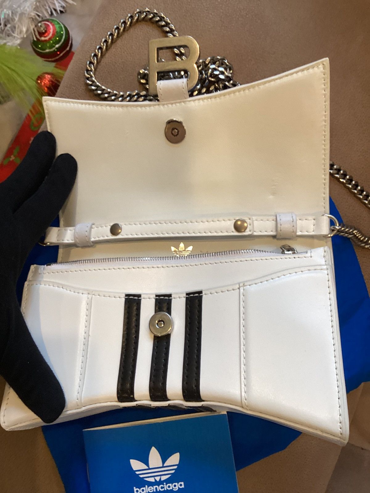 Balenciaga Balenciaga x adidas White Leather Chain Wallet / Mini Bag Size ONE SIZE - 11 Thumbnail