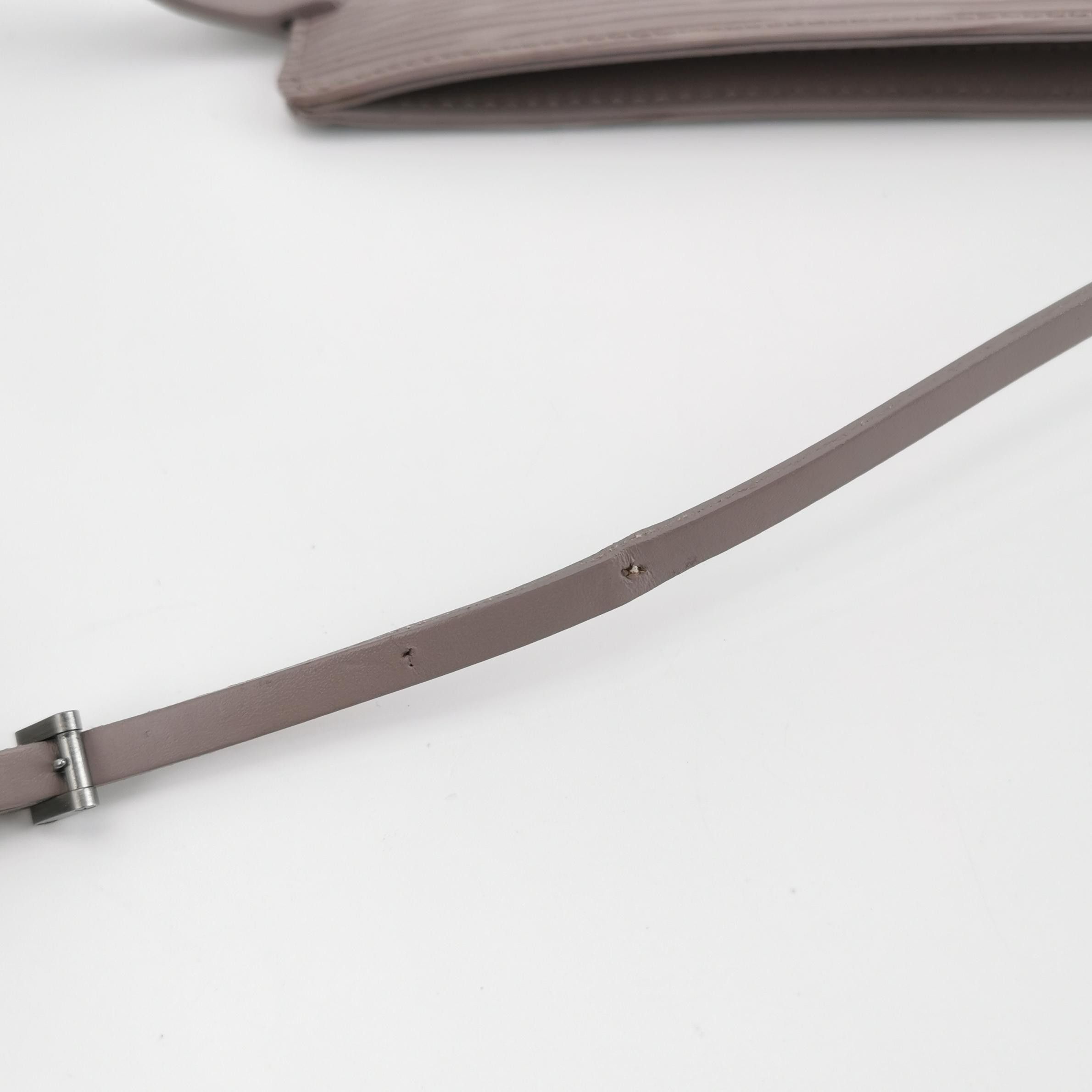 Louis Vuitton Louis Vuitton (LV) Rochelle leather solid color water rippl Size ONE SIZE - 9 Thumbnail