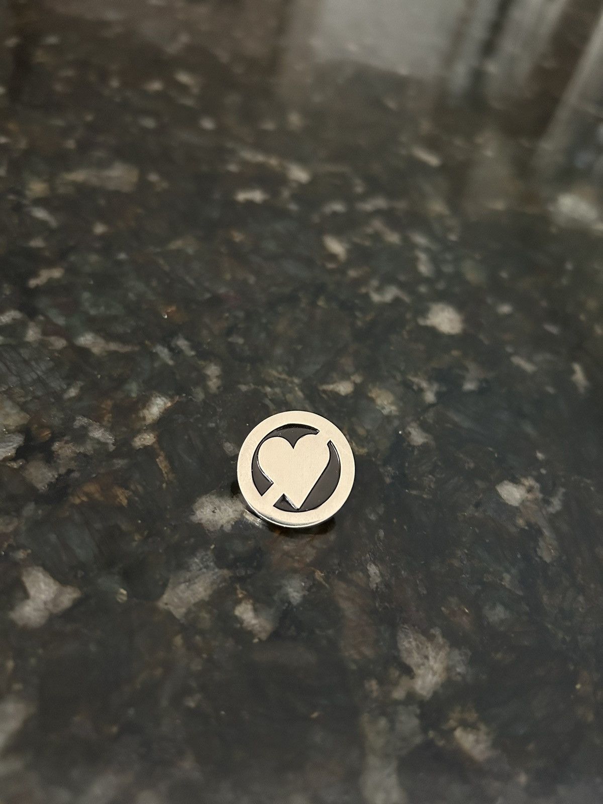 Supreme Supreme “No Love” Pin Size ONE SIZE - 1 Preview