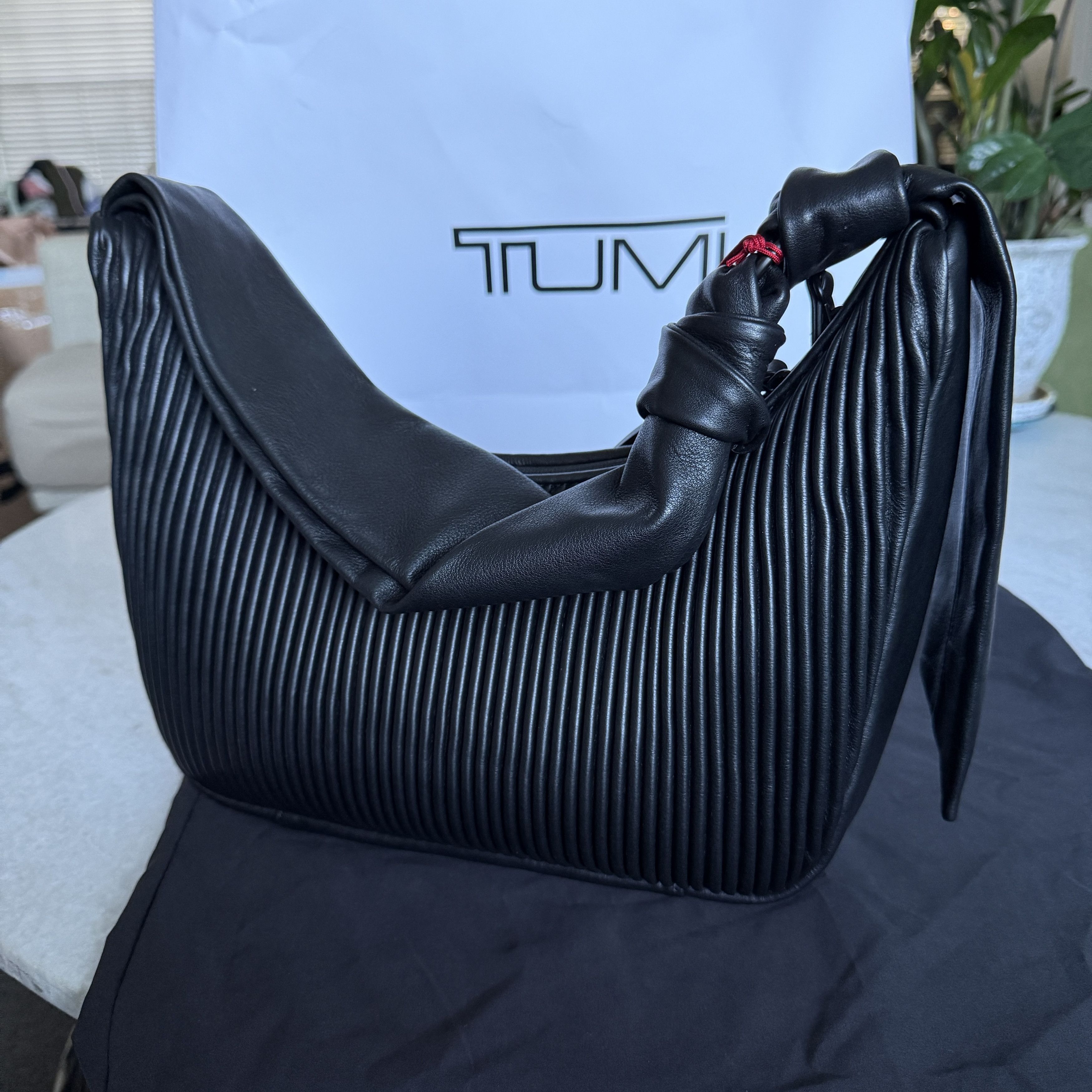 Tumi Tumi ASRA Black Leather SMALL Shoulder Bag - Ribbed texture Size ONE SIZE - 3 Thumbnail