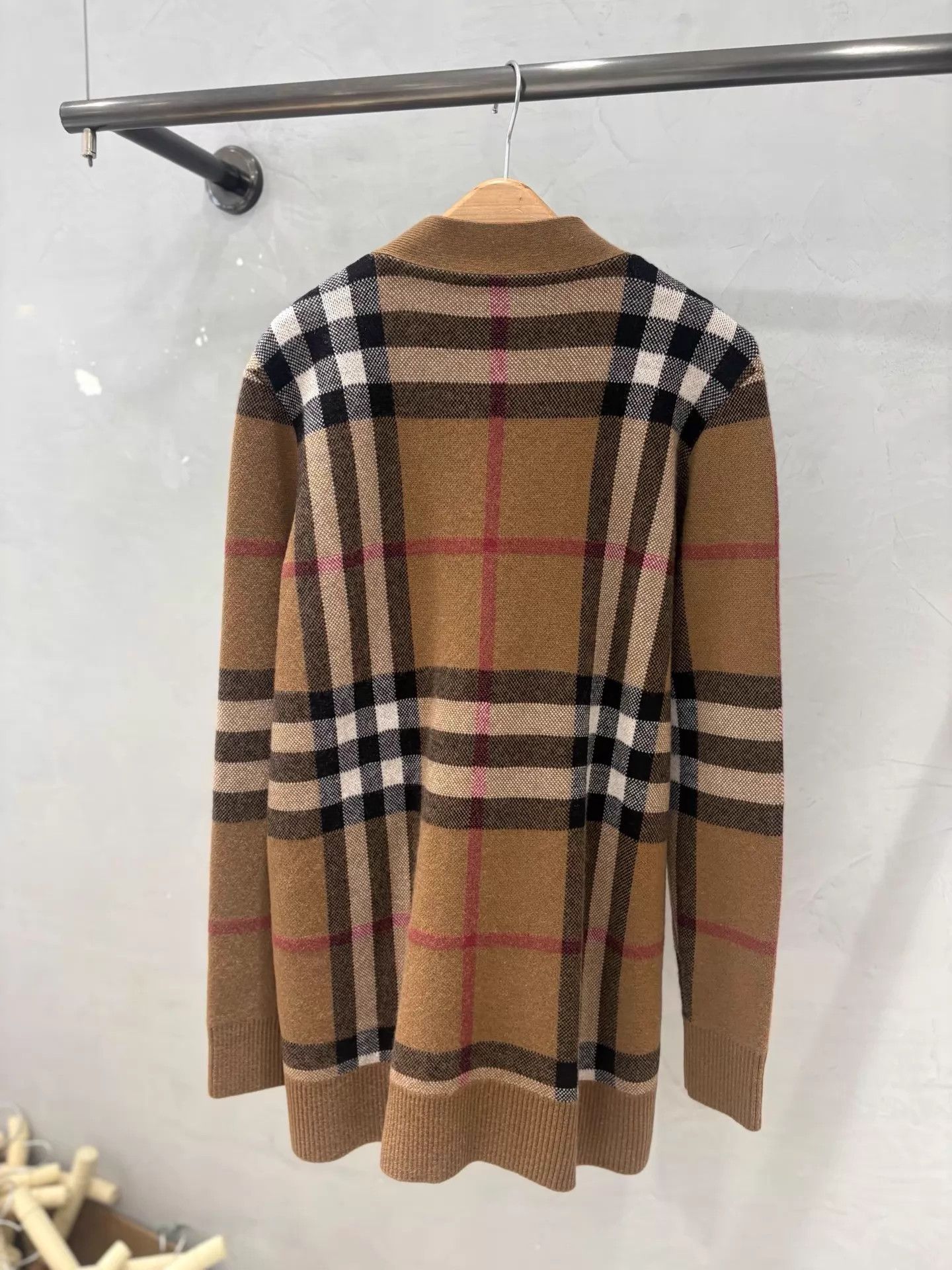 Burberry Burberry camel large check cashmere-wool NOS cardigan M Size M / US 6-8 / IT 42-44 - 2 Thumbnail