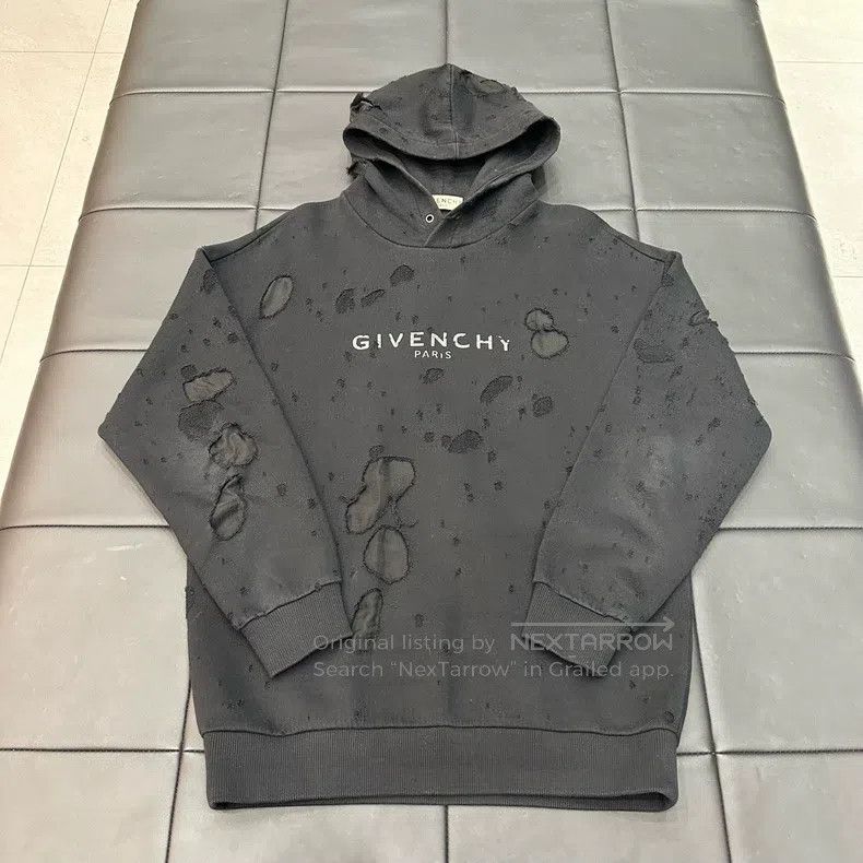 Givenchy Givenchy Classic Black Hole Letter Hoodie Size US S / EU 44-46 / 1 - 1 Thumbnail