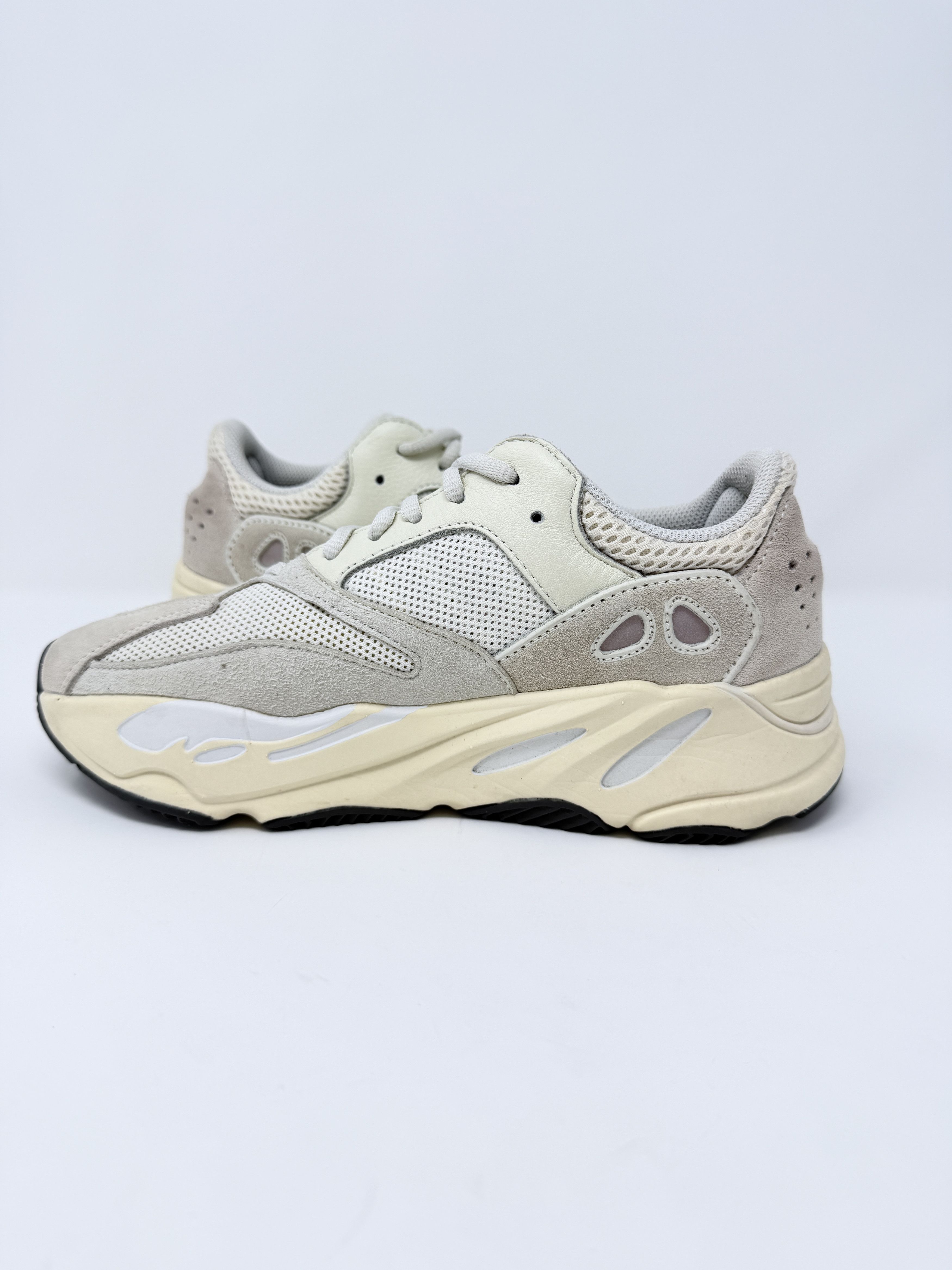 Adidas adidas Yeezy 700 V1 Analog White Cream Size US 6 / EU 39 - 6 Thumbnail