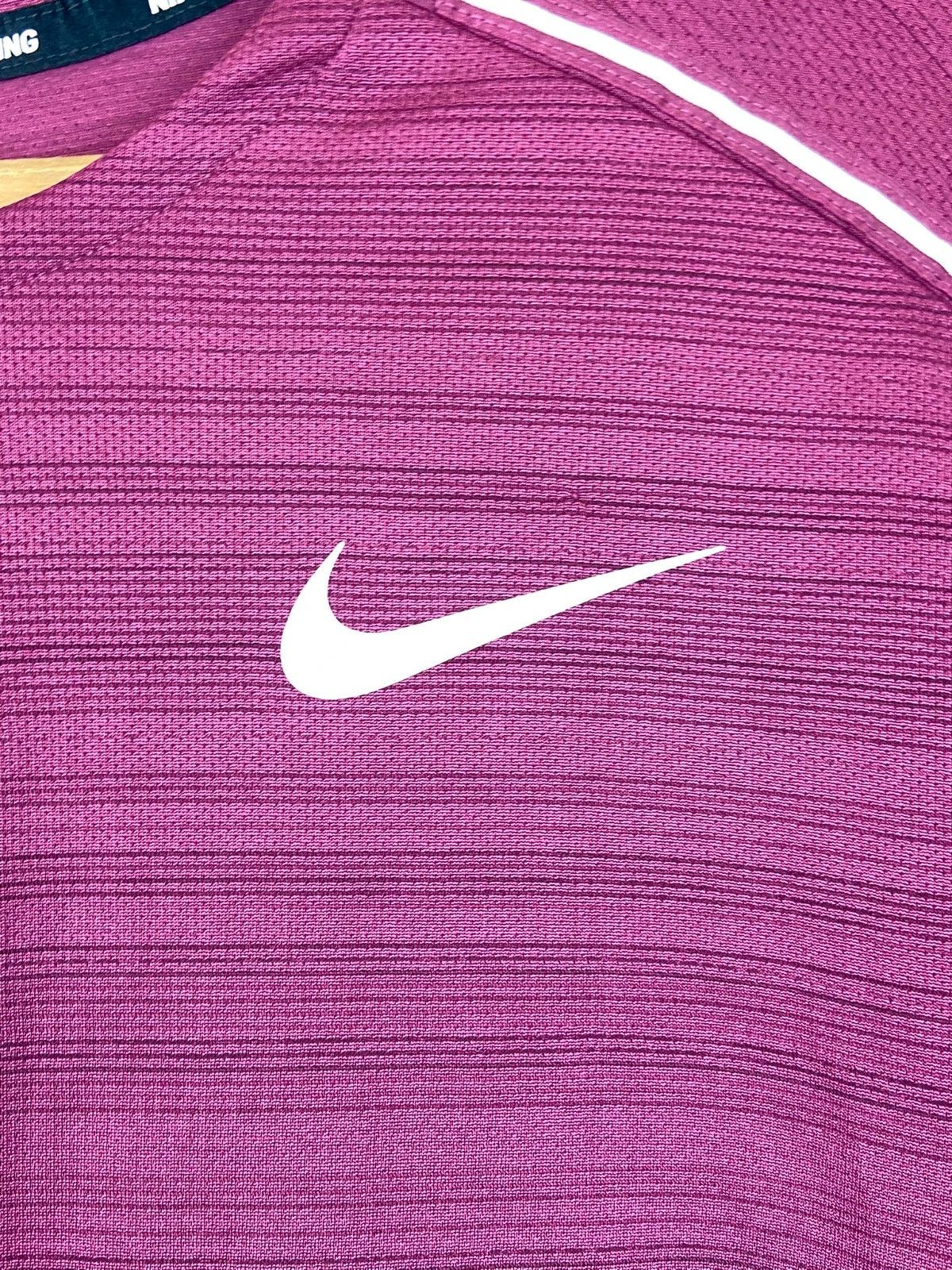 Nike Nike Running Dri-Fit T-Shirt Burgundy Mini Logo Print Size US L / EU 52-54 / 3 - 2 Thumbnail