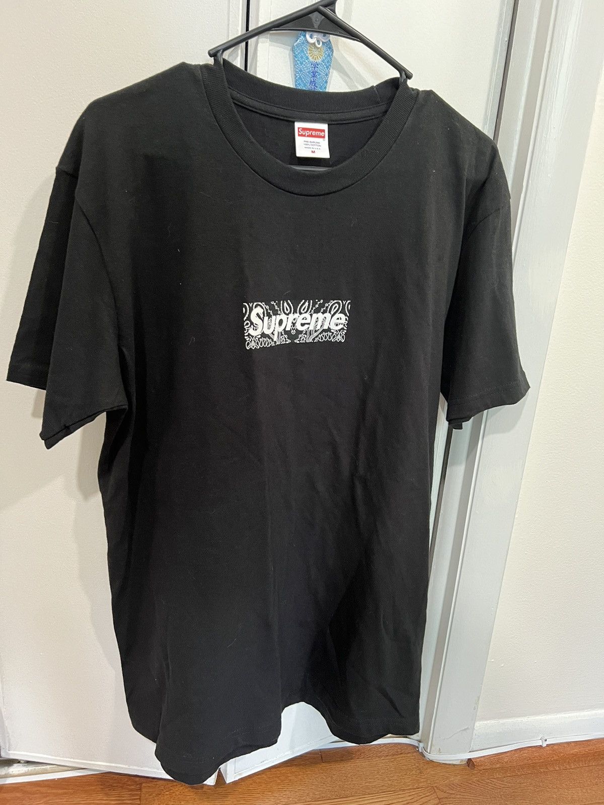 【全品最終値下げ中】 supreme Bandana Box Logo Tee Supreme Bandana Box Logo Tee (FW19) - $38