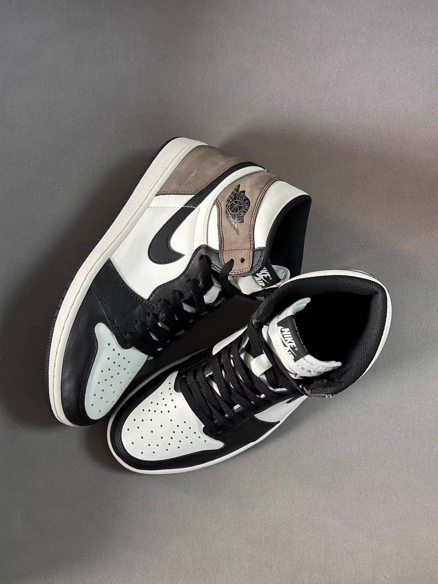 Nike Air Jordan 1 Mocha Ｑ20 Size US 10.5 / EU 43-44 - 2 Thumbnail
