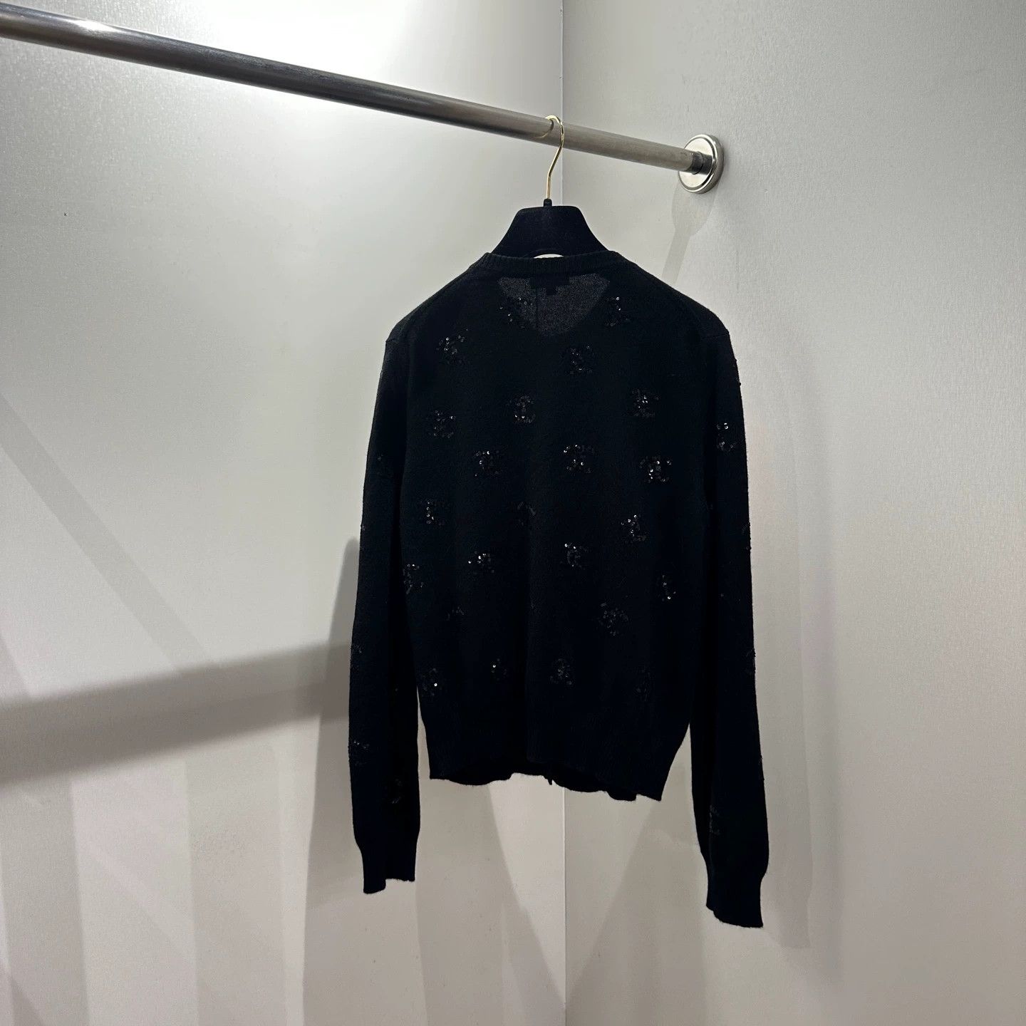 Chanel Chanel Cashmere Sequin Logo Flower Cardigan 36 Size XS / US 0-2 / IT 36-38 - 2 Thumbnail