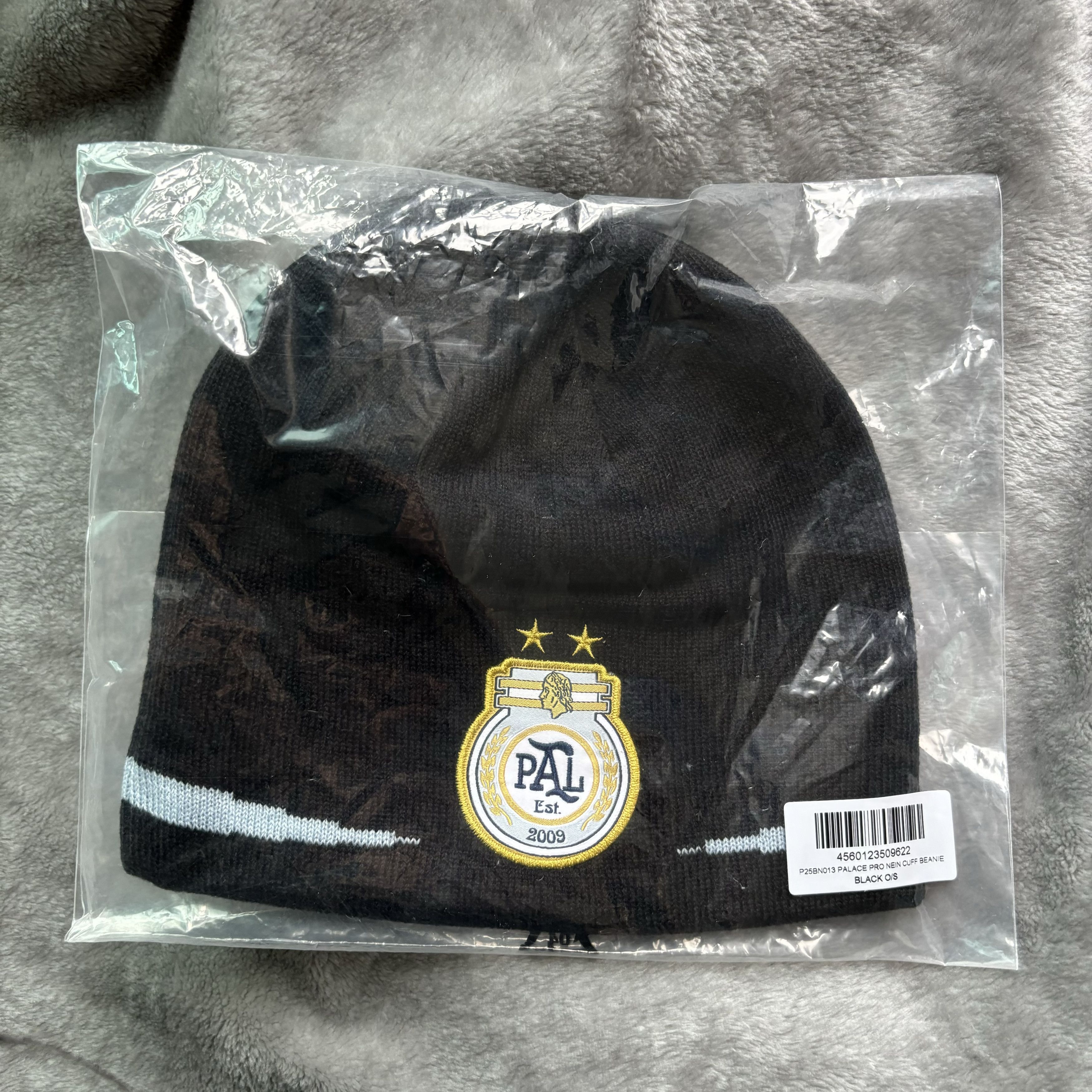 Palace TRI-GRAM nein cuff beanie