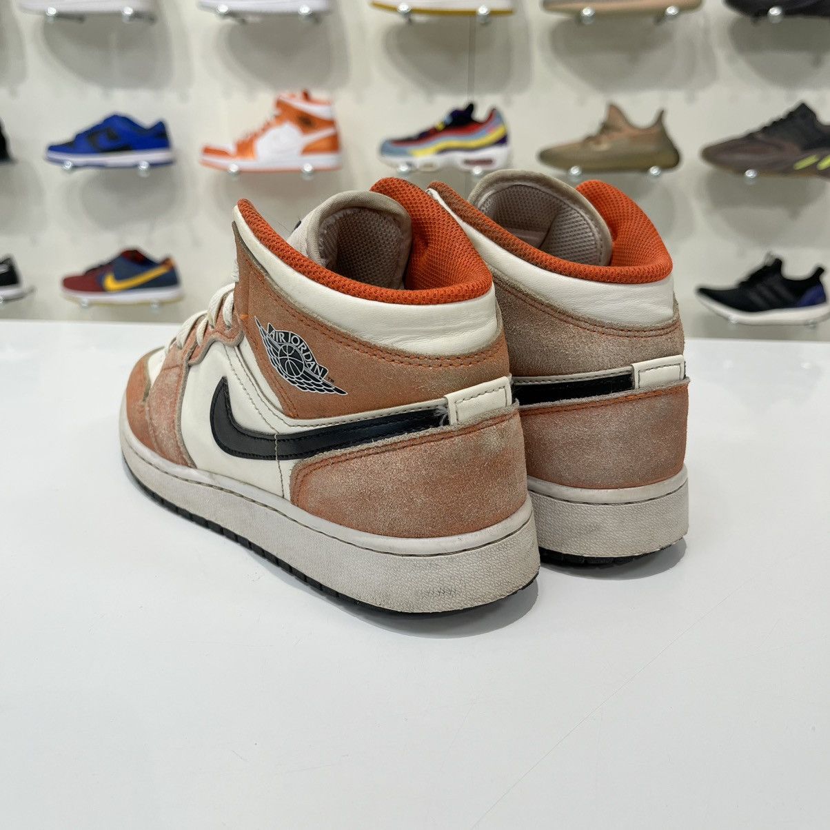 Nike Air Jordan 1 Mid SE Orange Suede (GS) Size US 5 / EU 37 - 4 Thumbnail