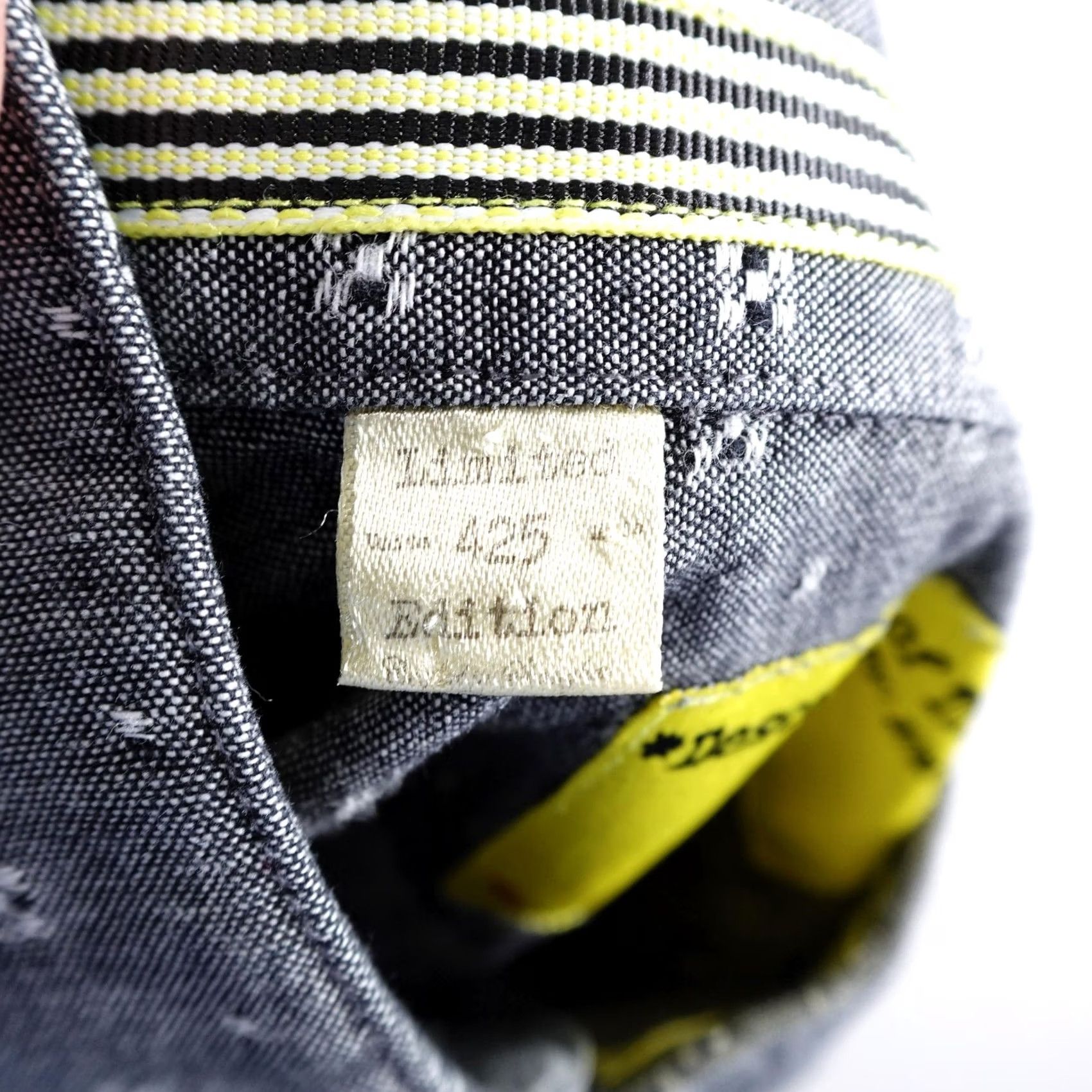 Vintage Descendant Of Thieves Shirt Mens XL Gray Chambray Geometric Limited Edition Casual Summer Casual Mens XL Gray Chambray Geometric Limited Edition Shirt Size US XL / EU 56 / 4 - 6 Thumbnail