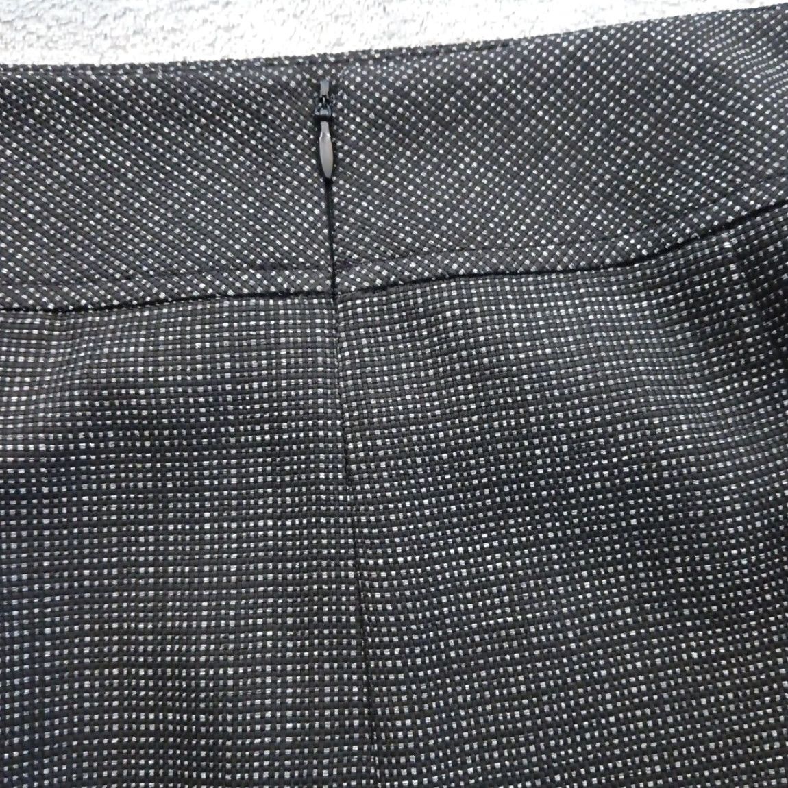 Vintage Jones Studio Black Knee Length Pencil Skirt Size 6 Lined Slit User: Jones Studio Black Knee Length Pencil Skirt Size 6 Lined Slit Size 28" / US 6 / IT 42 - 7 Thumbnail