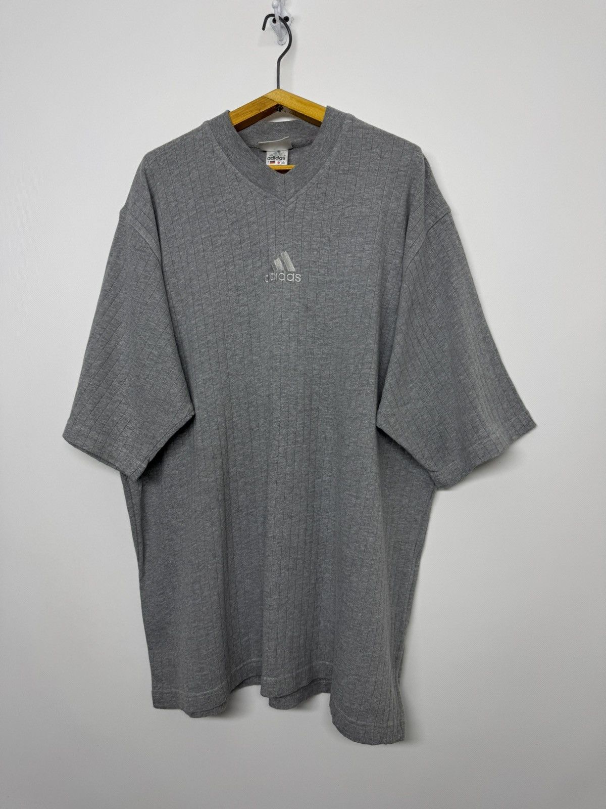 Adidas Vintage 90s Adidas v-neck ribbed T-Shirt logo in beige Size US L / EU 52-54 / 3 - 5 Thumbnail