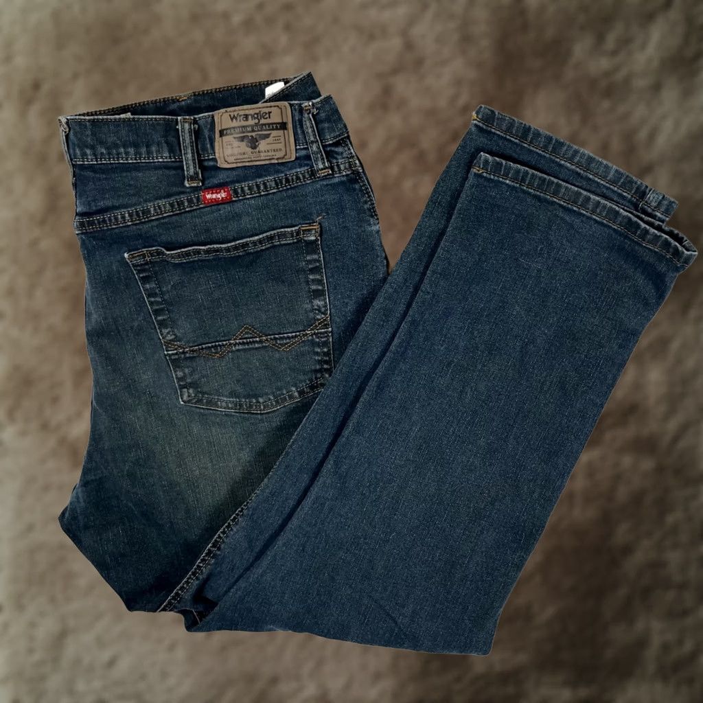 Wrangler Wrangler Jeans Mens 38x30 Blue Athletic Fit Denim Dark Wash Straight 5-Pocket Regular Waist Mens Size US 38 / EU 54 - 1 Thumbnail