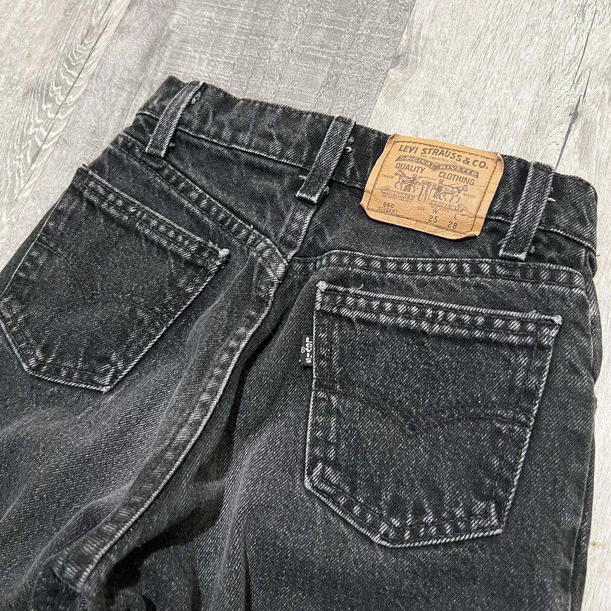 Levi's × Vintage VTG Levis 560 Loose Faded Black Student Fit Denim Jeans Size 25" / US 0 / IT 36 - 4 Thumbnail